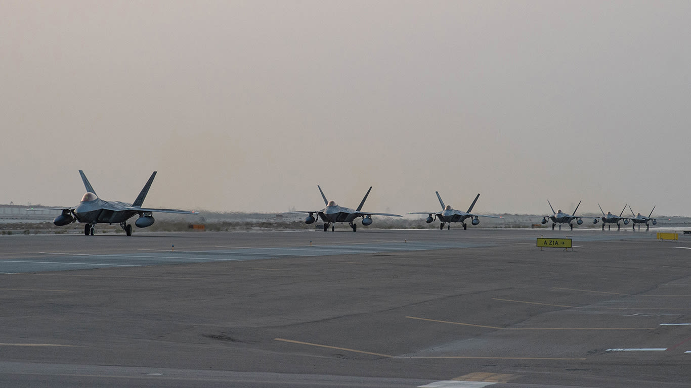 طائرات F-22 الأمريكية في قاعدة الظفرة الإماراتية