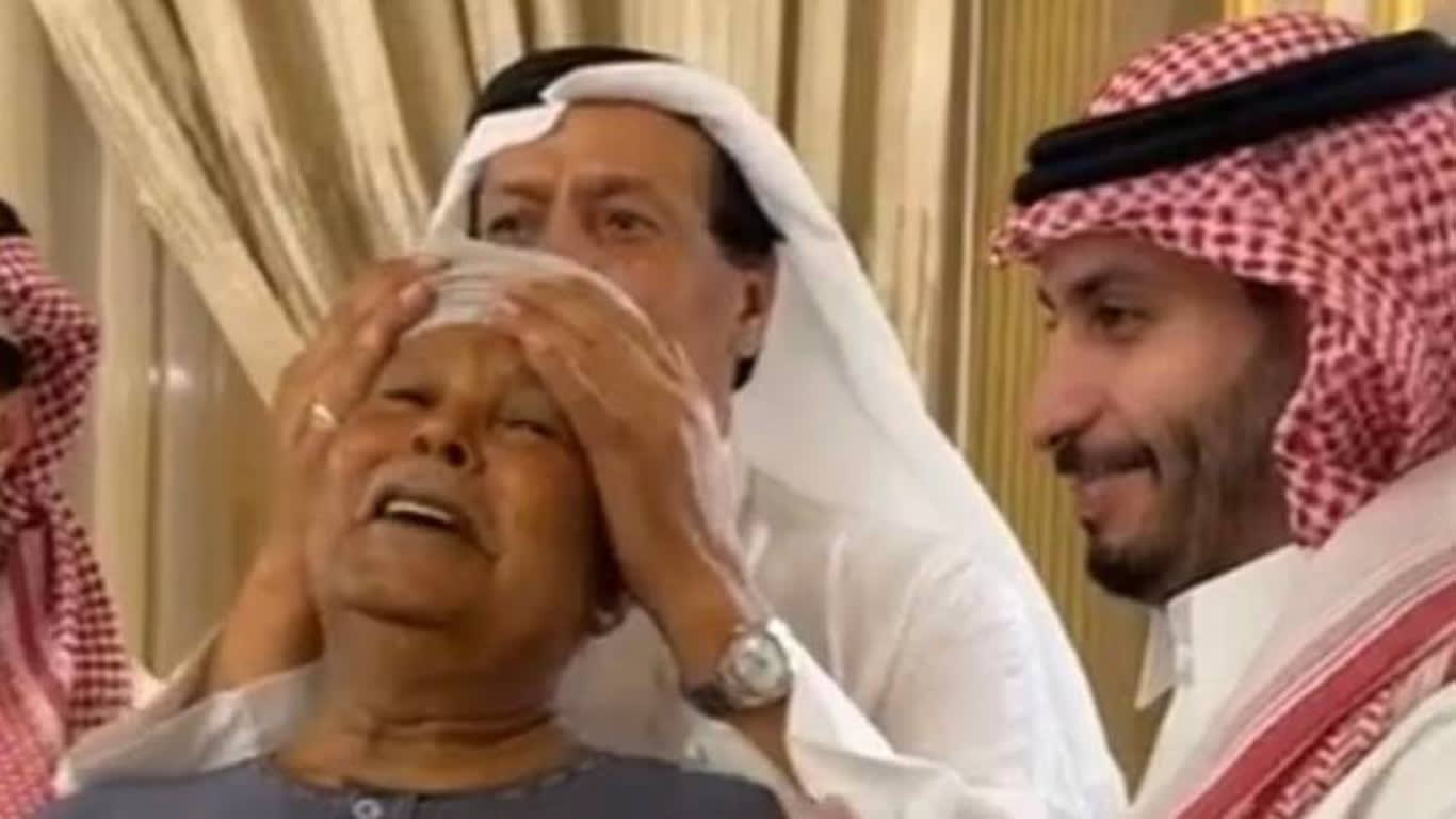 قبلوا رأسه ويديه.. سعوديون يحتفون بعامل مصري في حفل وداع بعد 40 عامًا