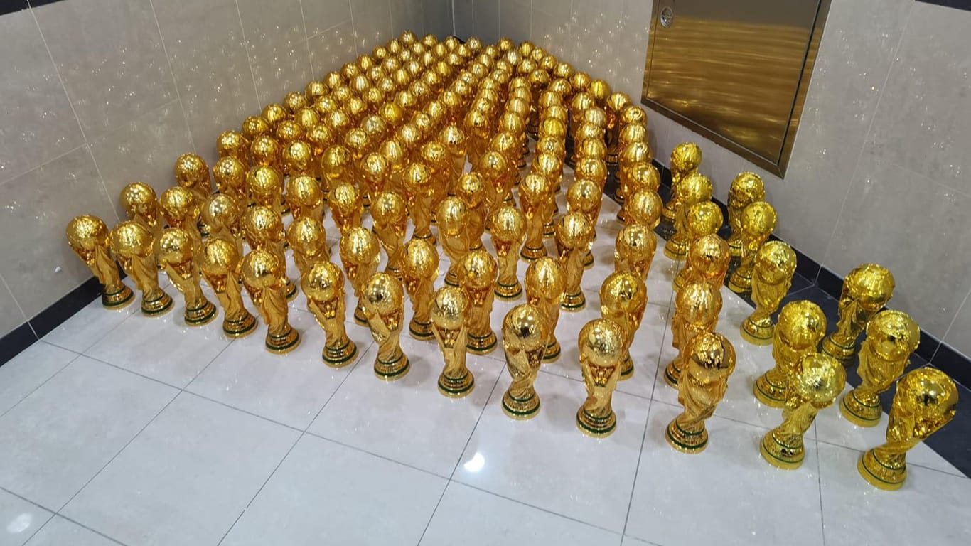 وزارة الداخلية القطرية تضبط 144 نسخة مقلدة لجائزة كأس العالم