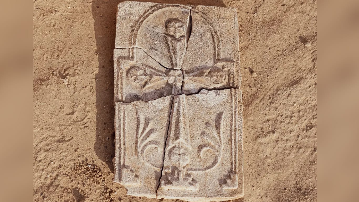 في أبوظبي.. اكتشاف صليب أثري داخل دير مسيحي قديم في صير بني ياس