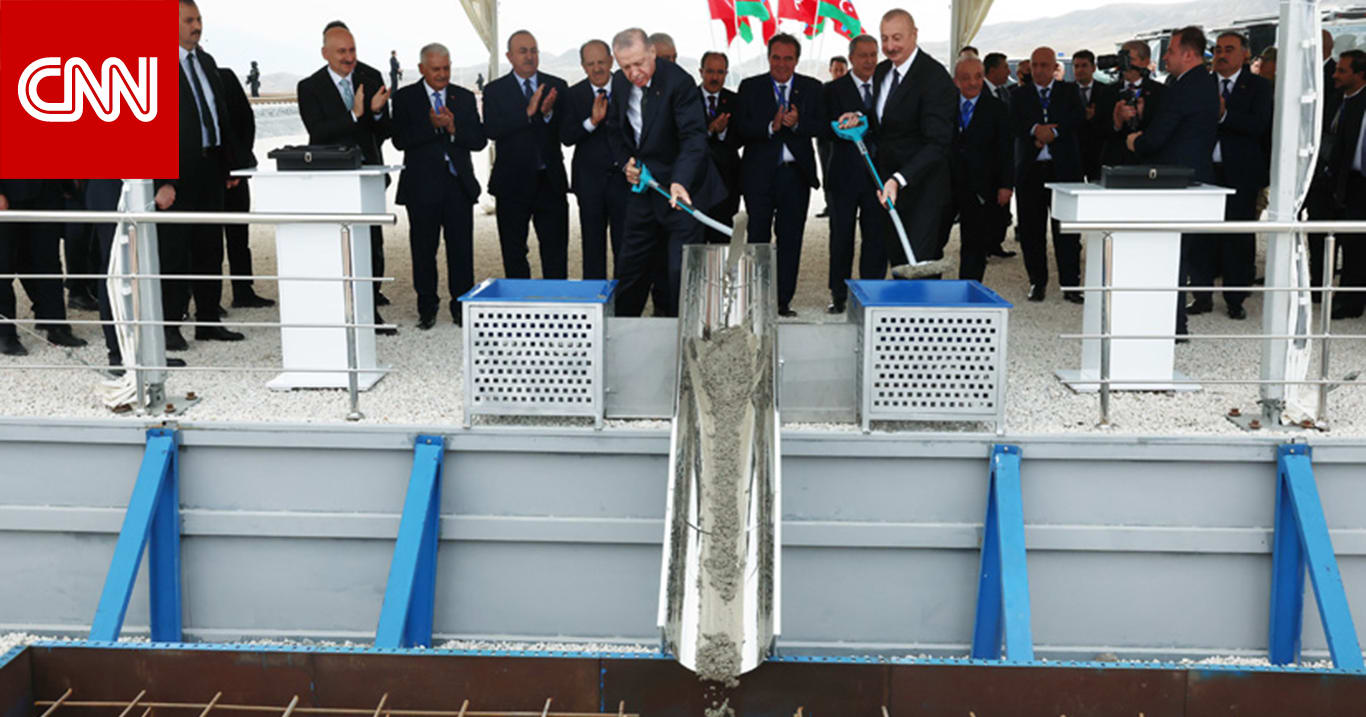 رئيس أذربيجان يقبل تحدي أردوغان ويرفع الأثقال وسط ضحكات وتصفيق الحضور