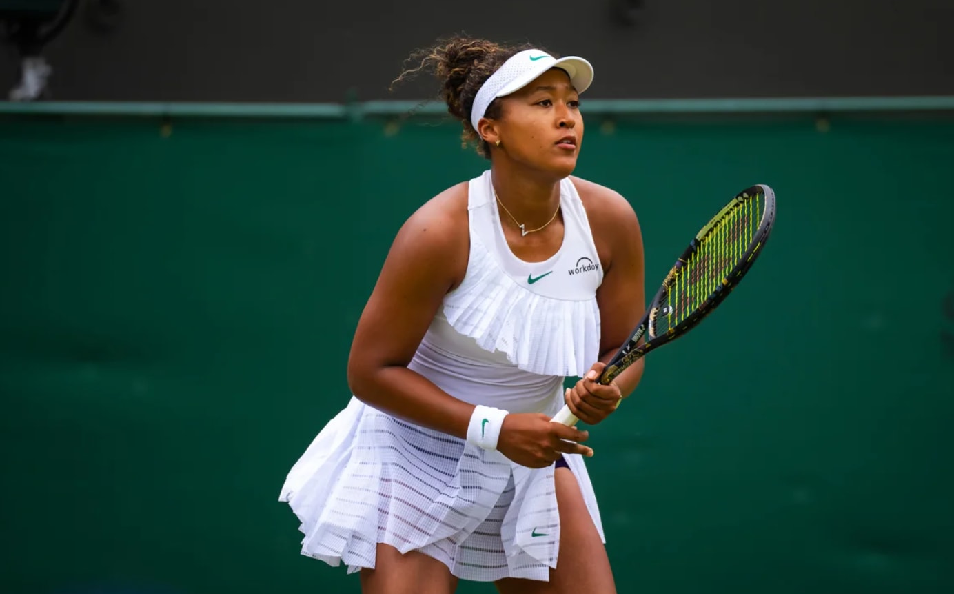 ارتدت نعومي أوساكا فستان تنس بطابع أنثوي في ويمبلدون 2024، ملتزمةً بقواعد البطولة الصارمة التي تفرض اللون الأبيض بالكامل والشعارات الصغيرة، مع استثناء جديد يسمح للنساء بارتداء شورتات داكنة اللون.