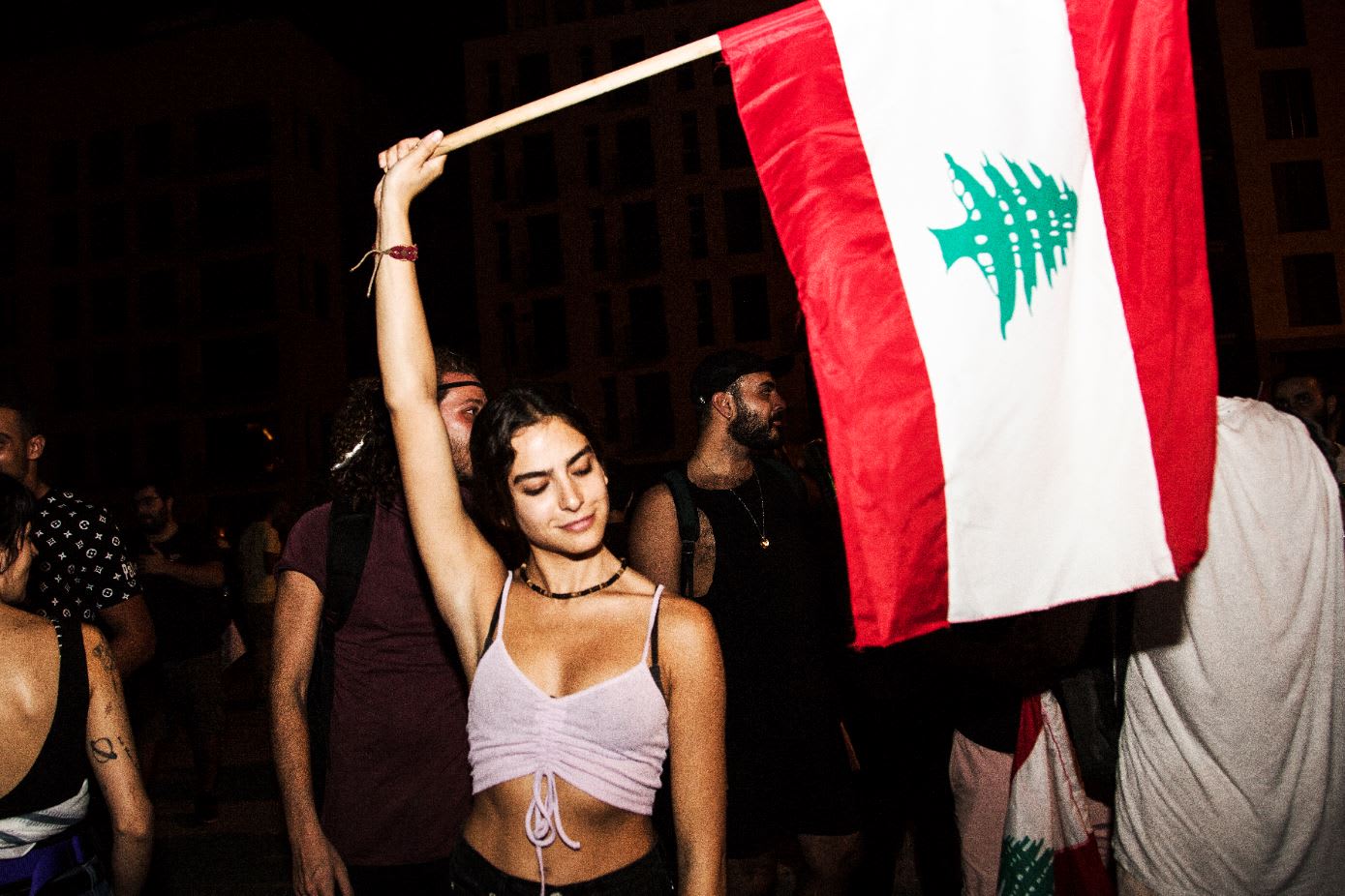 رمز لـ"لبنان الجديدة".. مصور يوفر نظرة أقرب على النساء في مظاهرات لبنان