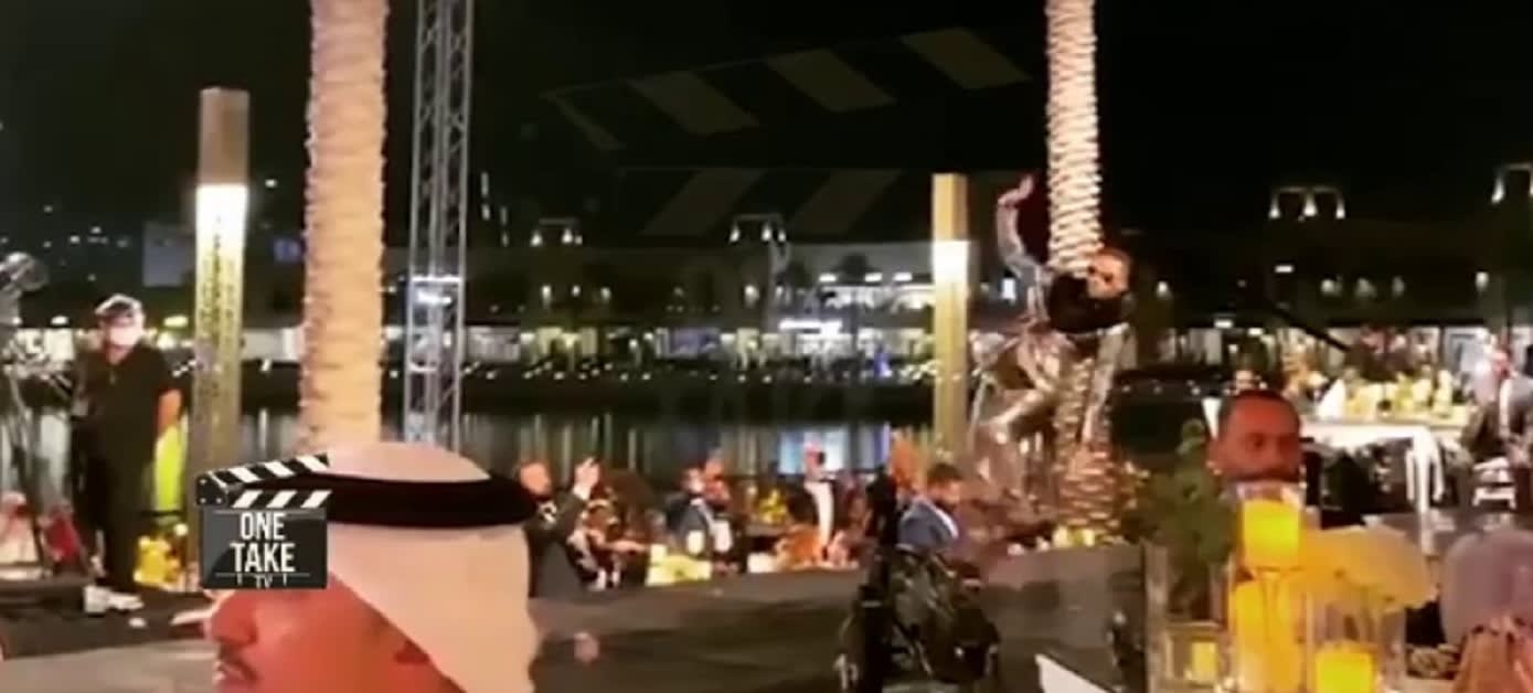 شاهد.. سقوط مُفاجيء لمحمد رمضان على مسرح في دبي.. والأخير: "ما يُقع إلا الشاطر"