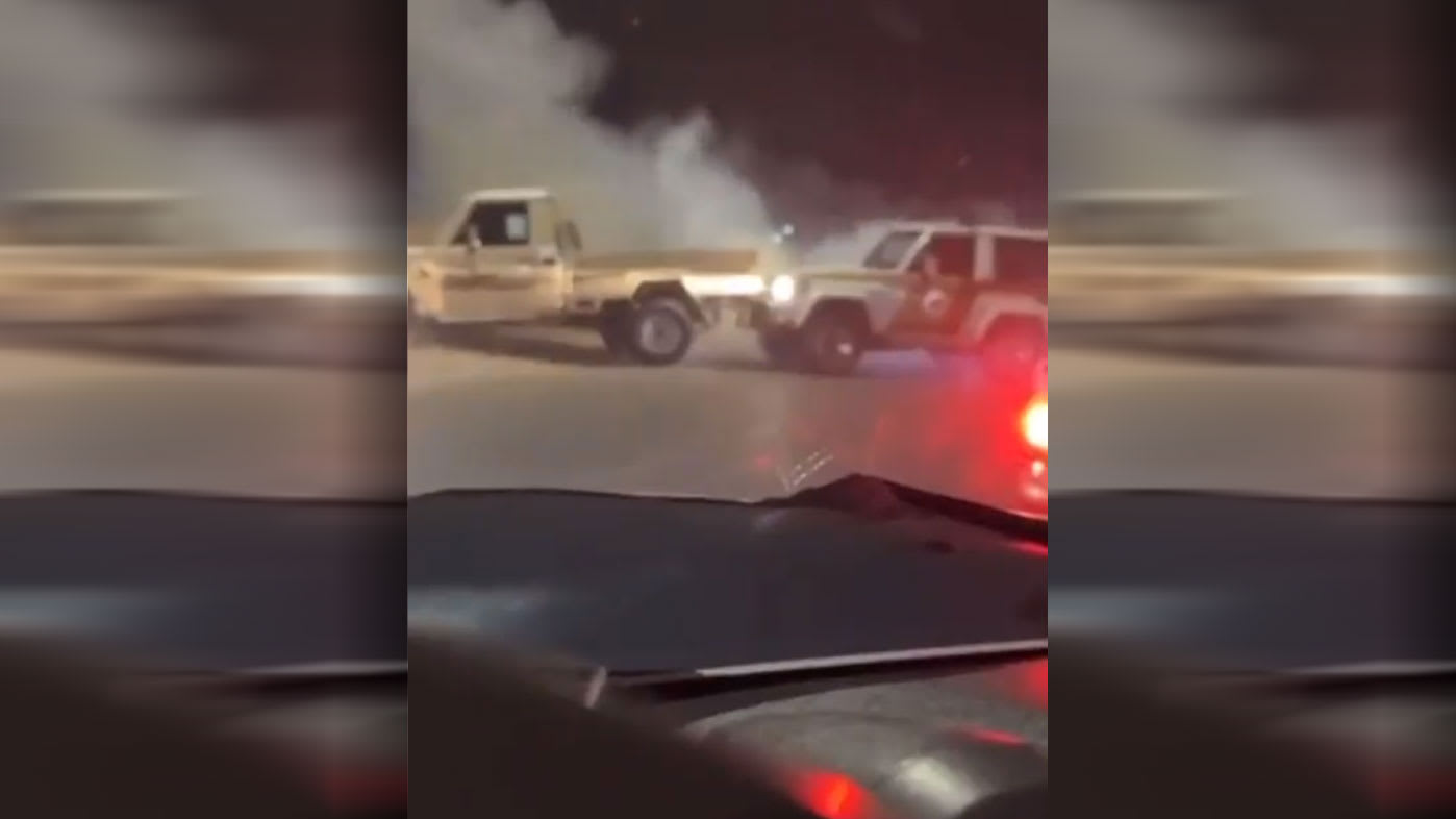 السعودية.. فيديو اعتراض الأمن سيارة سائق هرب بعد صدم مركبة أمنية والقبض عليه