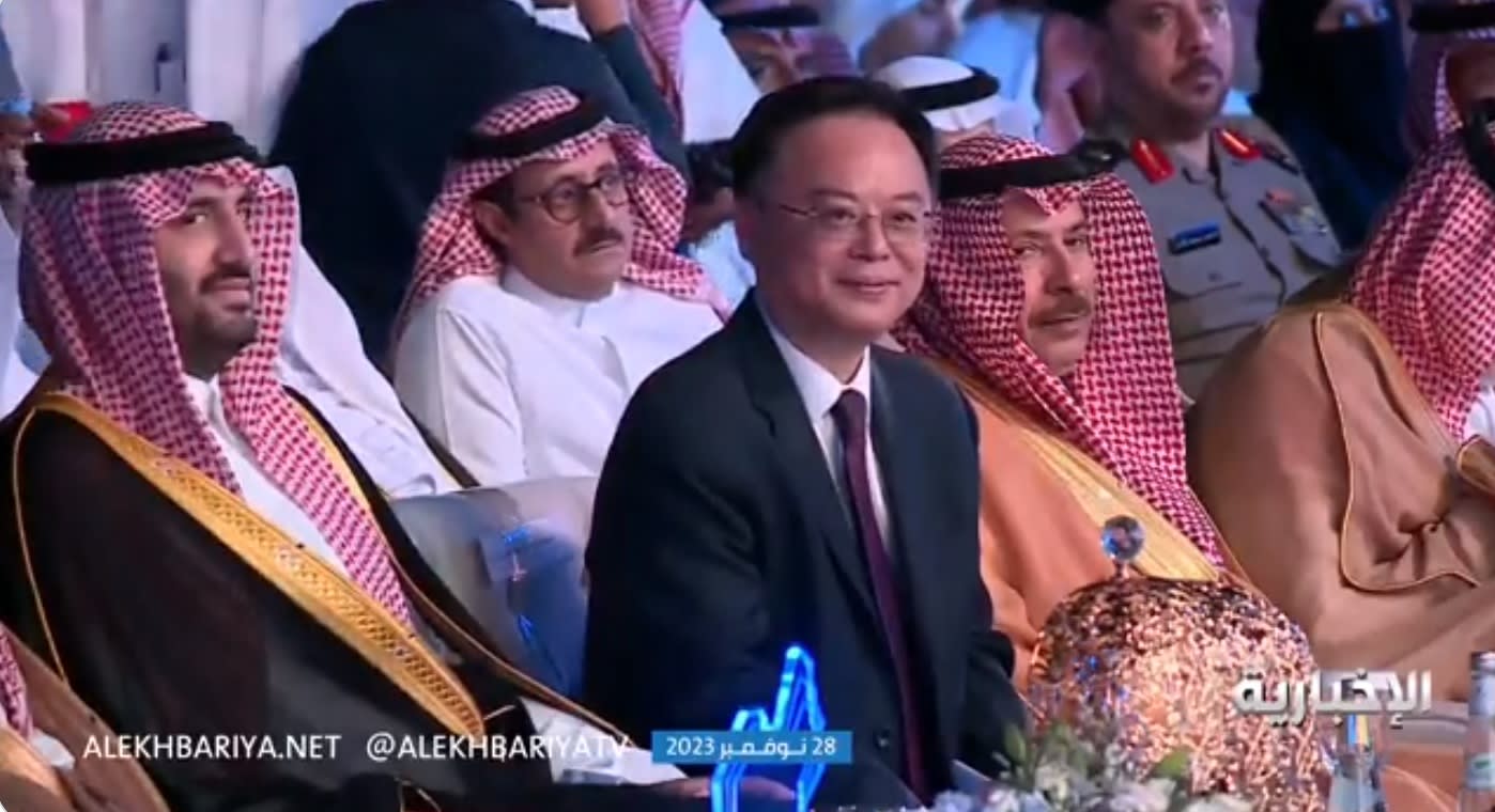 طالبتان سعوديتان ترحبان بسفير الصين باللغة الصينية.. وتشينغ يرد: "سأتحث العربية"