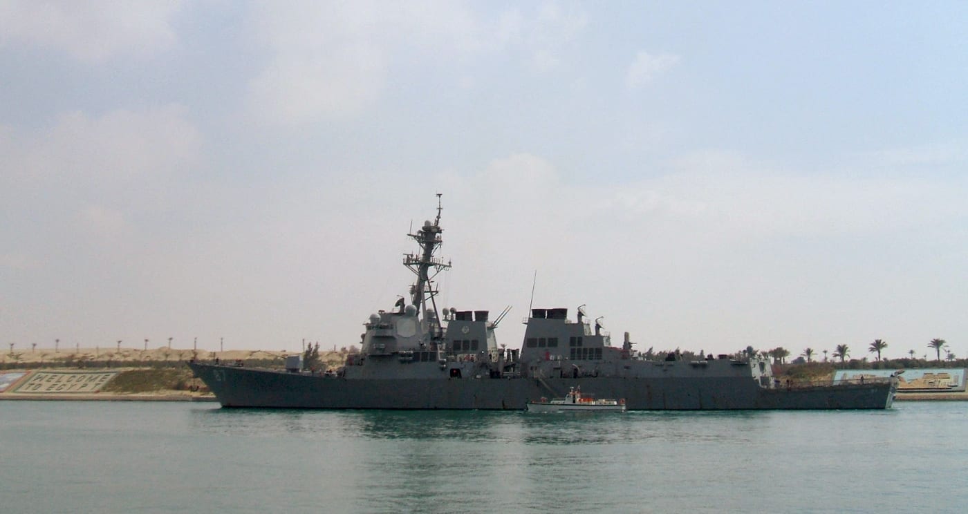 الجيش الأمريكي يوضح كيف هدد الحوثيون 3 سفن في البحر الأحمر خلال يوم