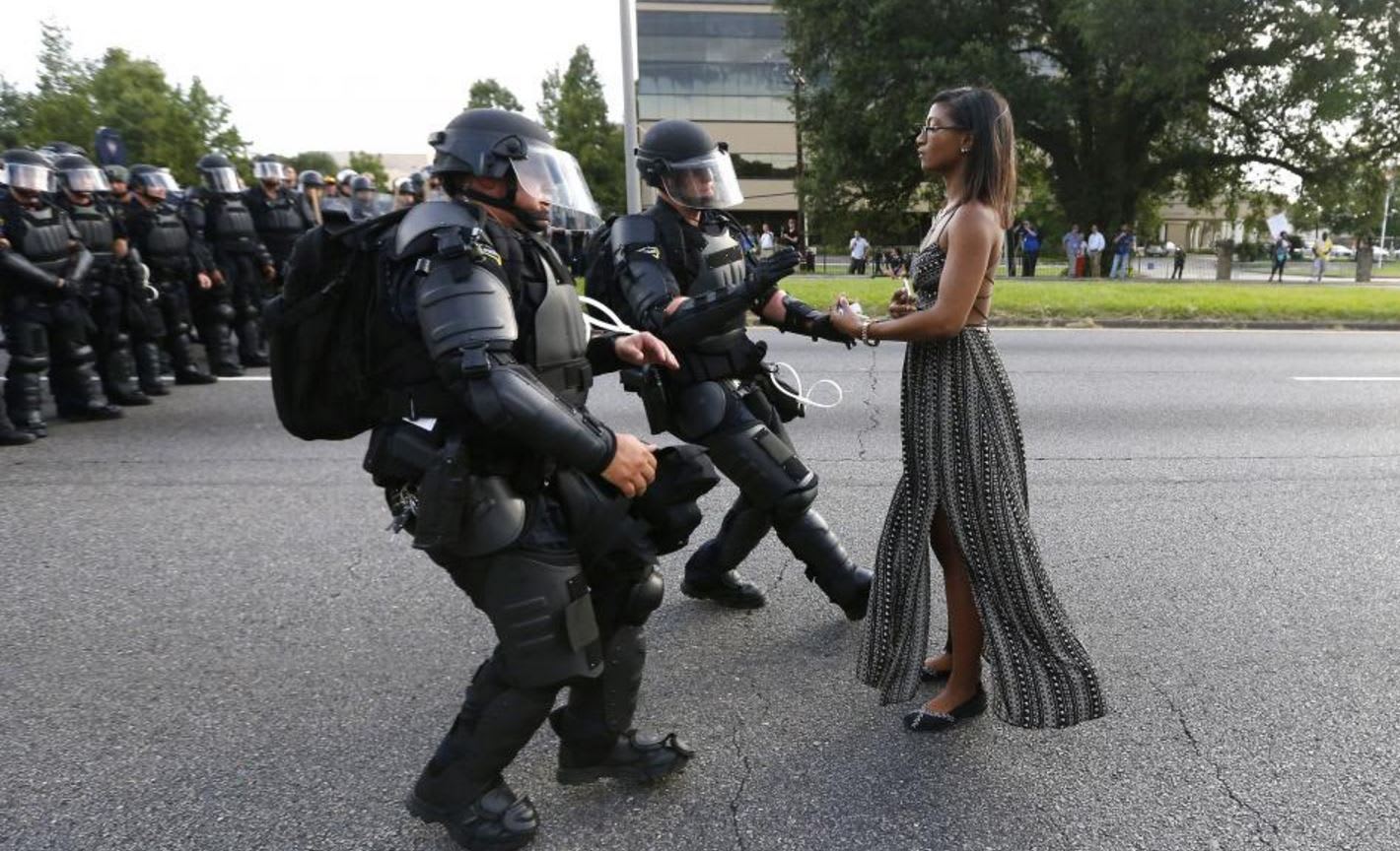 بعد هجوم دالاس.. هل تُصبح هذه الصورة رمزاً للاحتجاجات على عنف الشرطة ضد السود؟