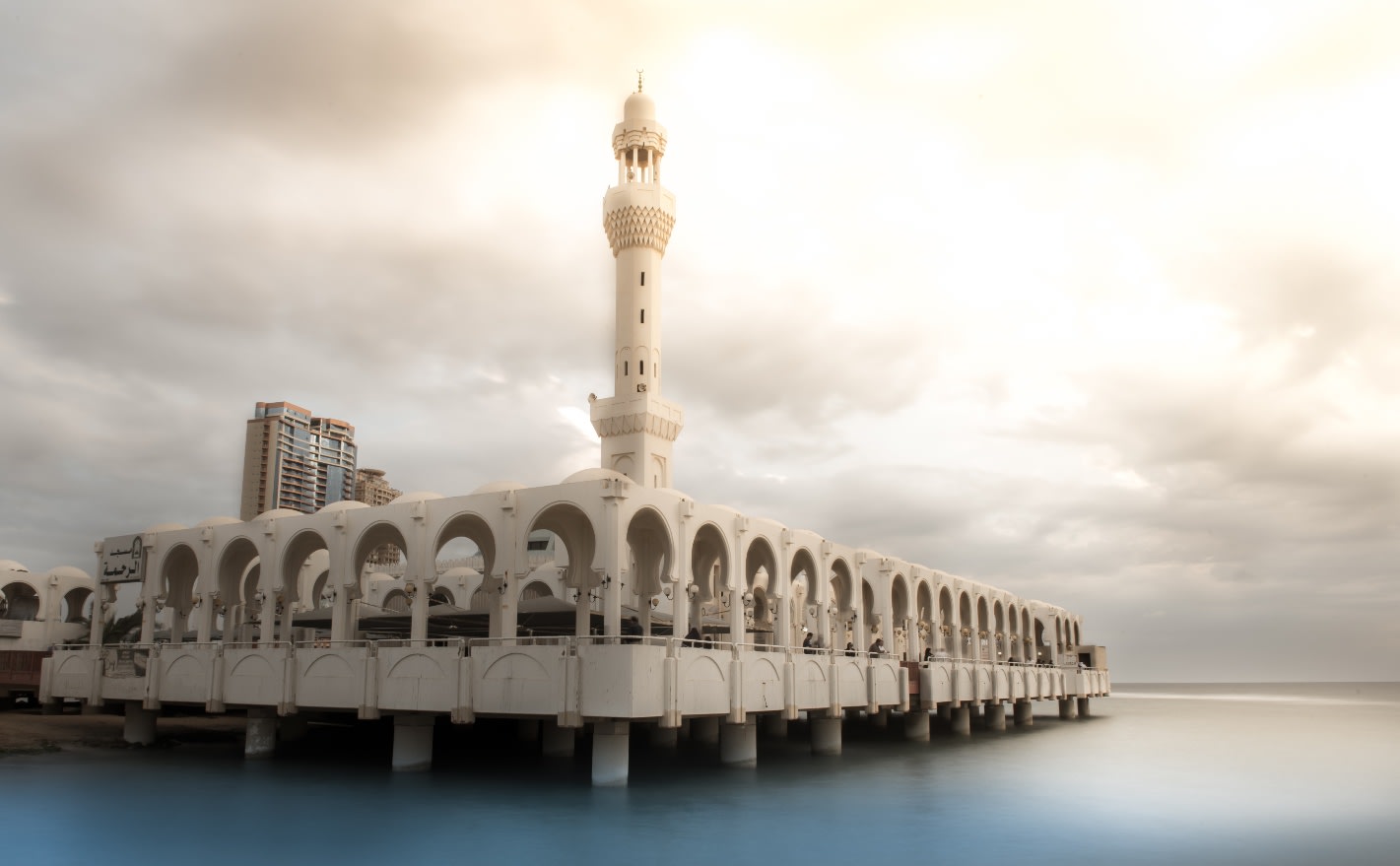 مصور يوثق "المسجد العائم" في السعودية.. ما السر وراءه؟