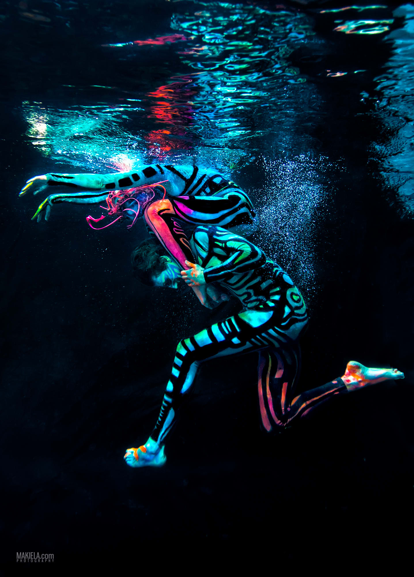 "تموجات الموضة" .. اكتشف سحر الأزياء تحت الماء بعدسة مصور مقيم في دبي