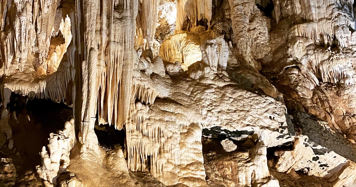 "أعجوبة طبيعية تحت الأرض".. اكتشف أسرار كهف الهوتة بسلطنة عمان