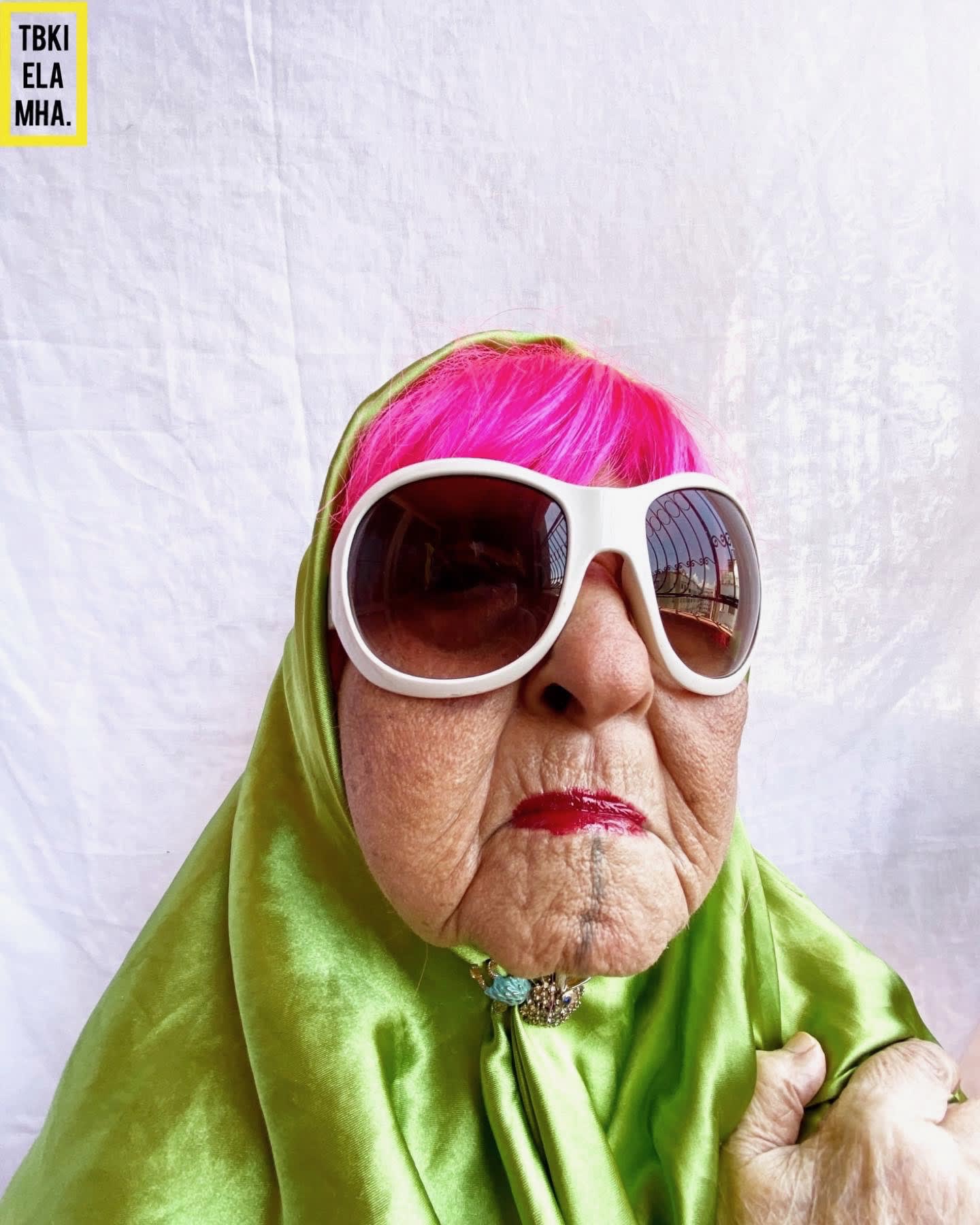 مغربية توثق قوة وجمال الشيخوخة في صور زاهية ومرحة