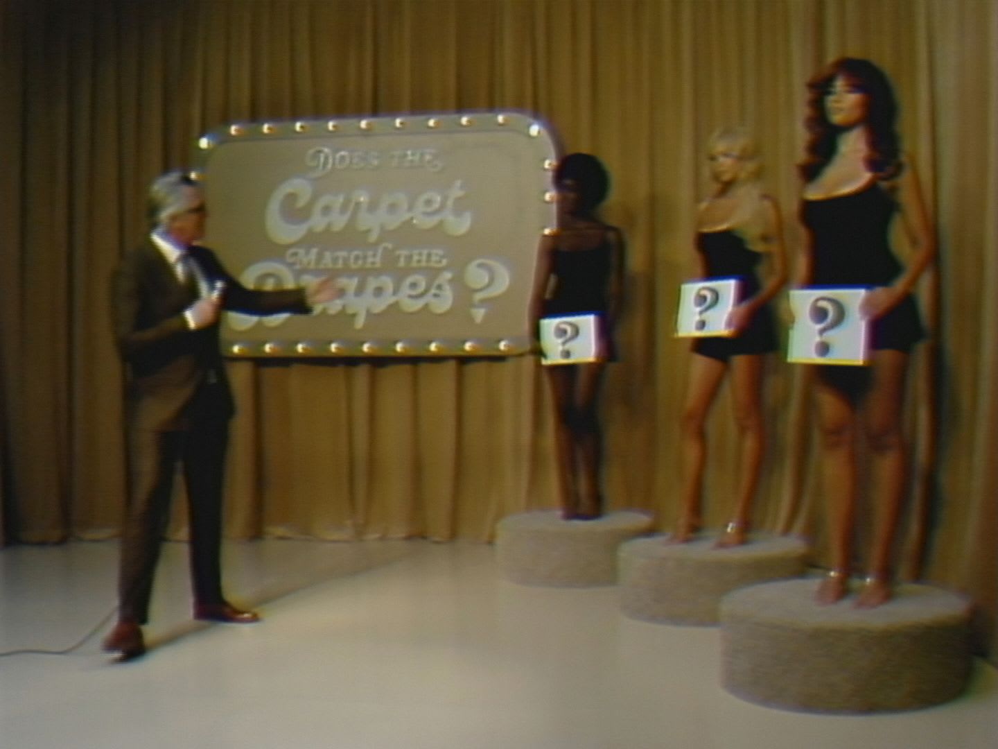 تم الترويج للقطعة الجديدة عبر صورة بأسلوب برنامج ألعاب من سبعينيات القرن الماضي على موقع "سكيمز". 