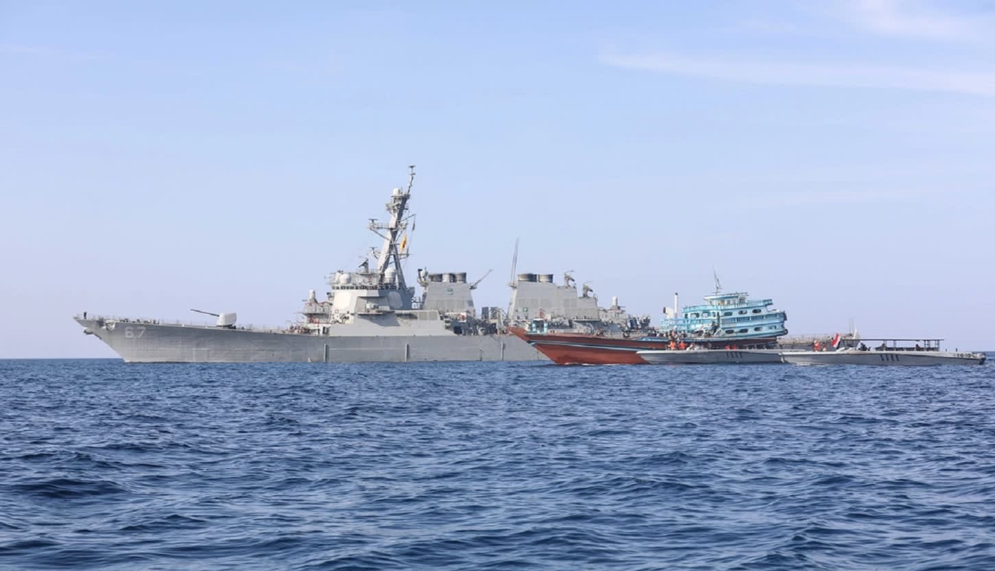 خليج عُمان في يوم.. البحرية الأمريكية والبريطانية تصادر شحنات أسلحة ومخدرات