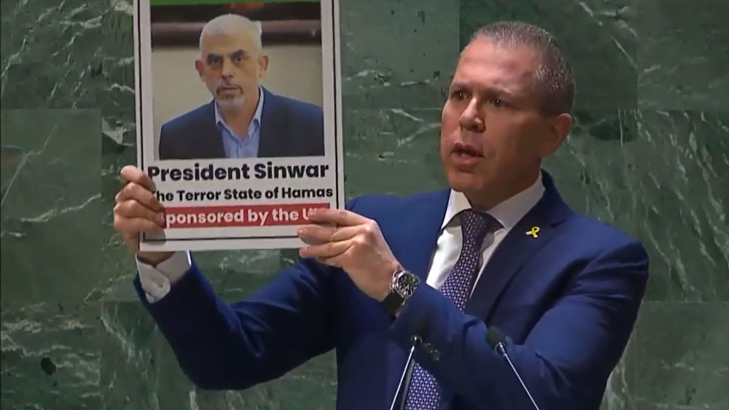 شاهد لحظة تمزيق سفير إسرائيل ميثاق الأمم المتحدة خلال كلمة غاضبة
