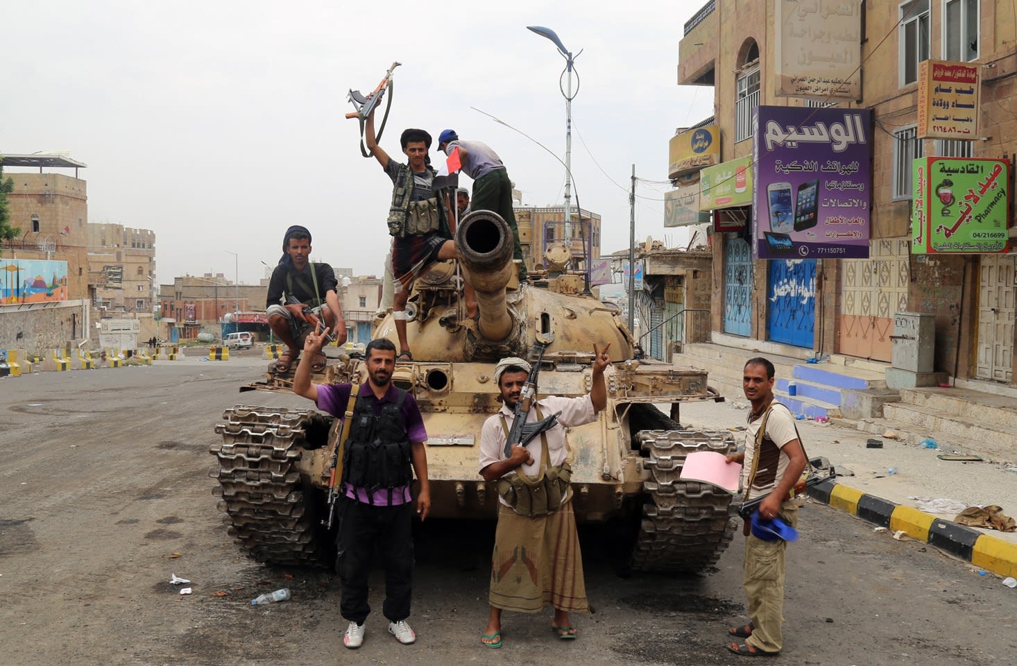 اليمن: غارات جديدة للتحالف العربي والقوات المؤيدة لهادي تستعيد معسكر الدفاع الجوي في تعز