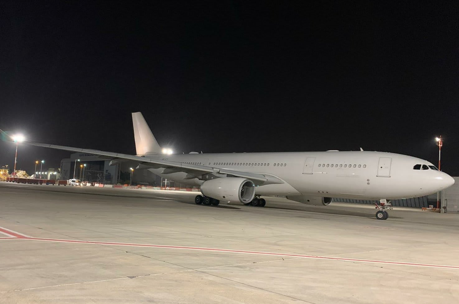 للمرة الأولى.. طائرة إماراتية تهبط في مطار إسرائيلي لتوصيل مساعدات إلى الفلسطينيين