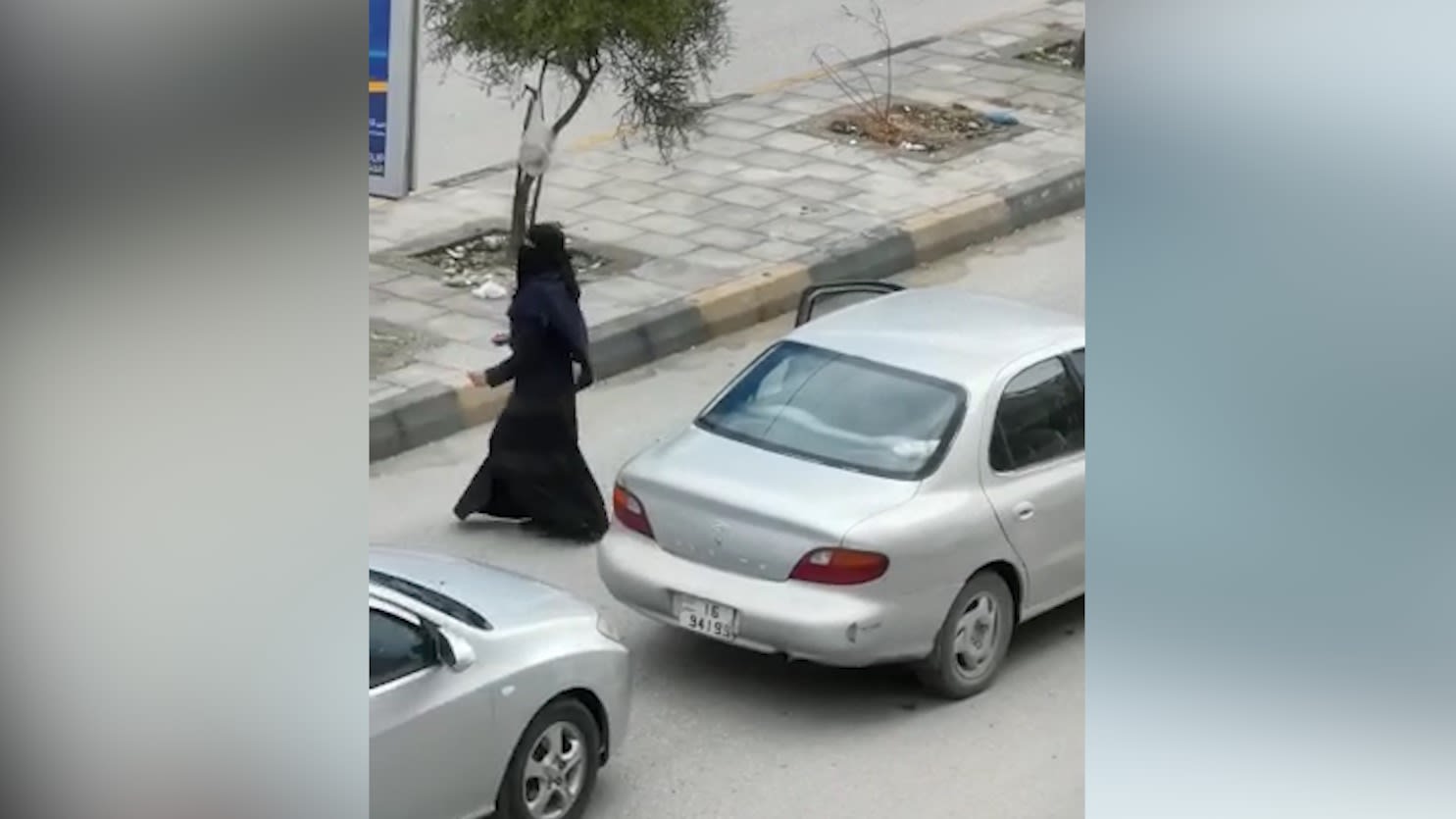 في ظل حظر التجول بالأردن بسبب كورونا.. فتاة "ترقص" في الطريق والأمن يلقي القبض عليها