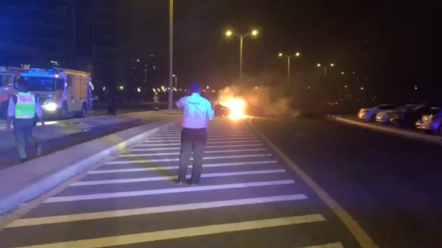 شاهد.. الدفاع المدني يخمد حريقا بسيارة احترقت تلقائيا في دبي