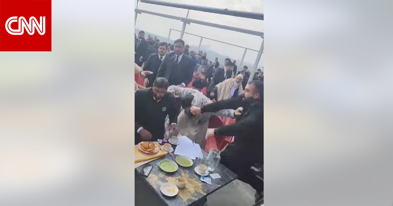 فيديو عراك "شوربة الإفطار" بين مقاتلين سوريين في المسجد الأموي.. هذه حقيقته