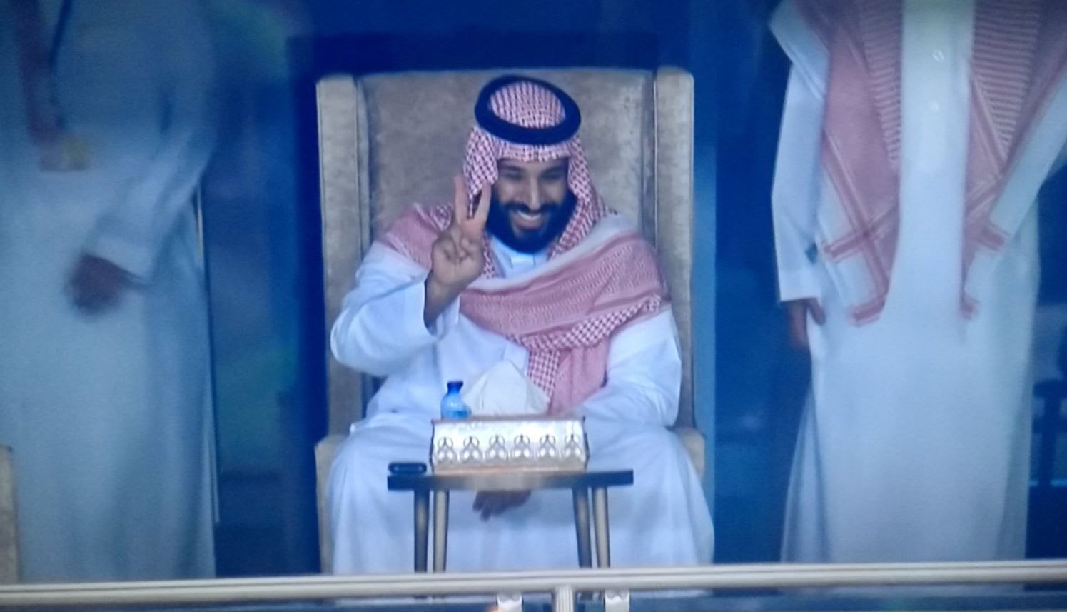شاهد فرحة محمد بن سلمان بتأهل السعودية لكأس العالم 2018.. ومغردون: "وجه السعد"