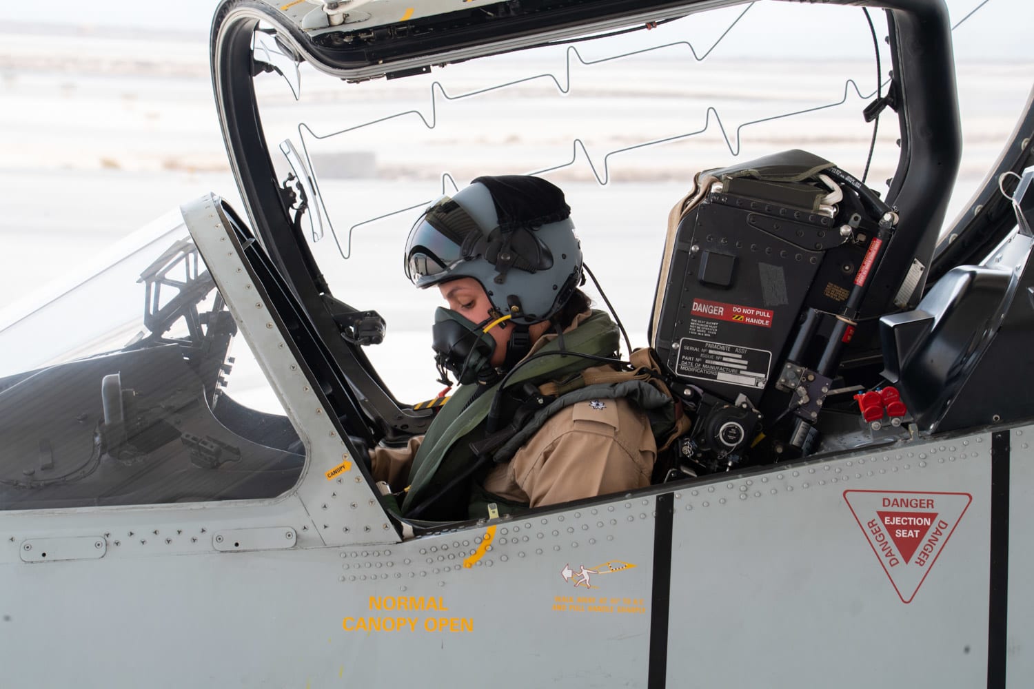 من هي الشيخة عائشة أول بحرينية تقود طائرة حربية في البحرين؟