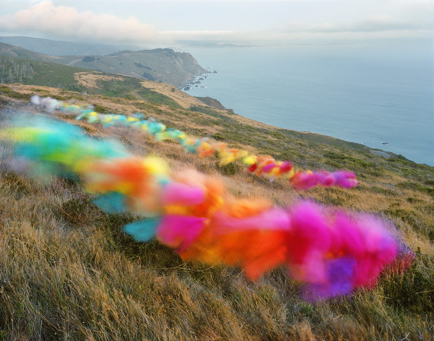 صور تركت الأشخاص مرتبكين.. ألق نظرة على "الغيوم الملونة" التي اجتاحت سواحل كاليفورنيا