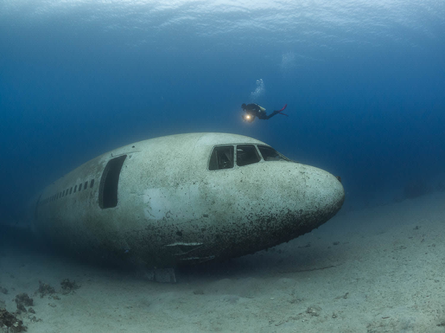 طائرة قديمة غارقة بأعماق مياه خليخ العقبة بالأردن..ما يوجد بداخلها؟