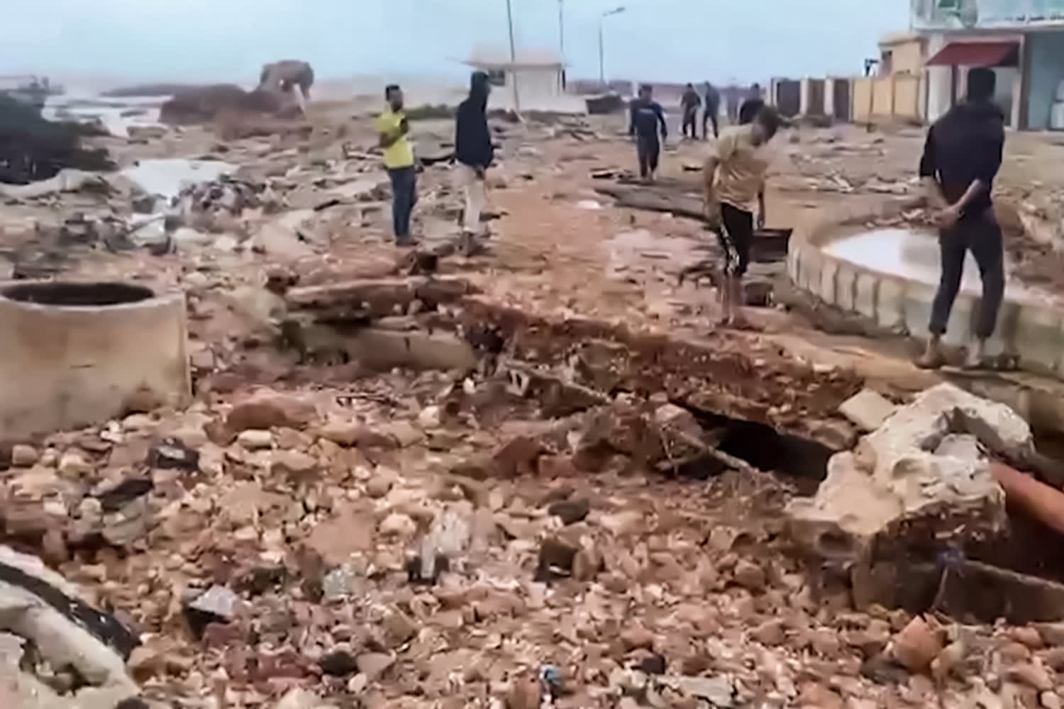القيادة السعودية توجه بتقديم مساعدات غذائية وإيوائية لمتضرري فيضانات ليبيا