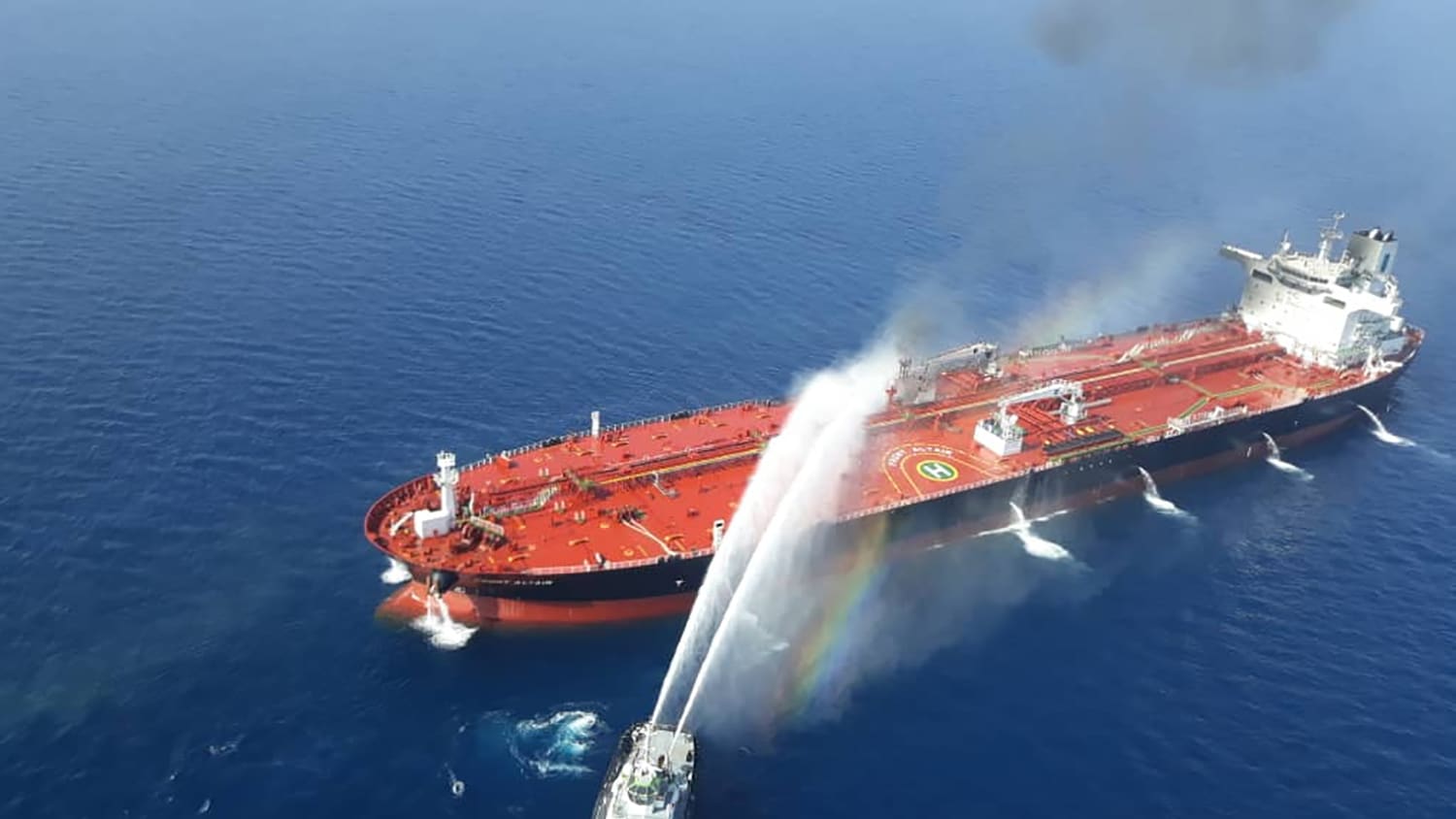 إيران تبث فيديو لنيران مشتعلة بإحدى السفينتين في خليج عمان
