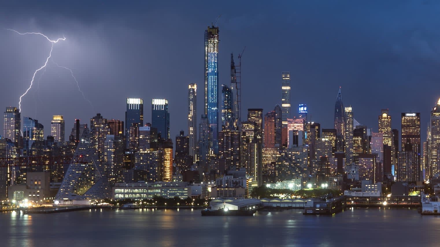 بأكثر من 4200000 صورة.. هذا المصور يوثق 30 عام من التصوير المتقطع لأفق نيويورك 