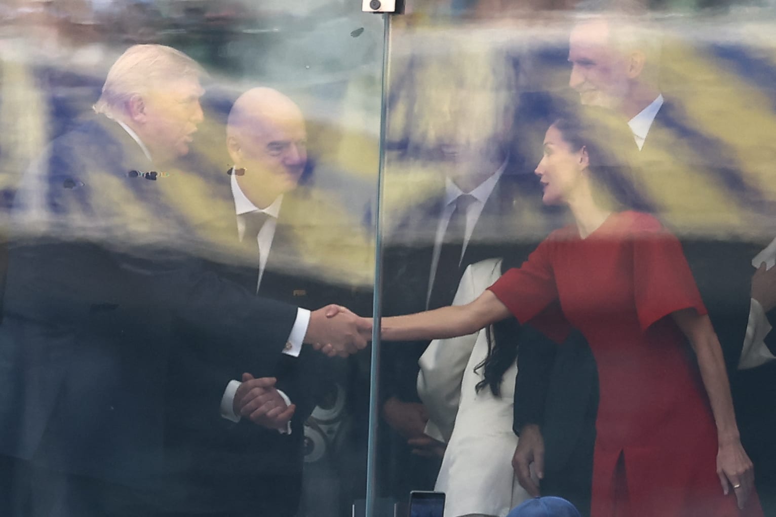 الملكة الاسبانية ليتيسيا تصافح الرئيس الأمريكي دونالد ترامب.