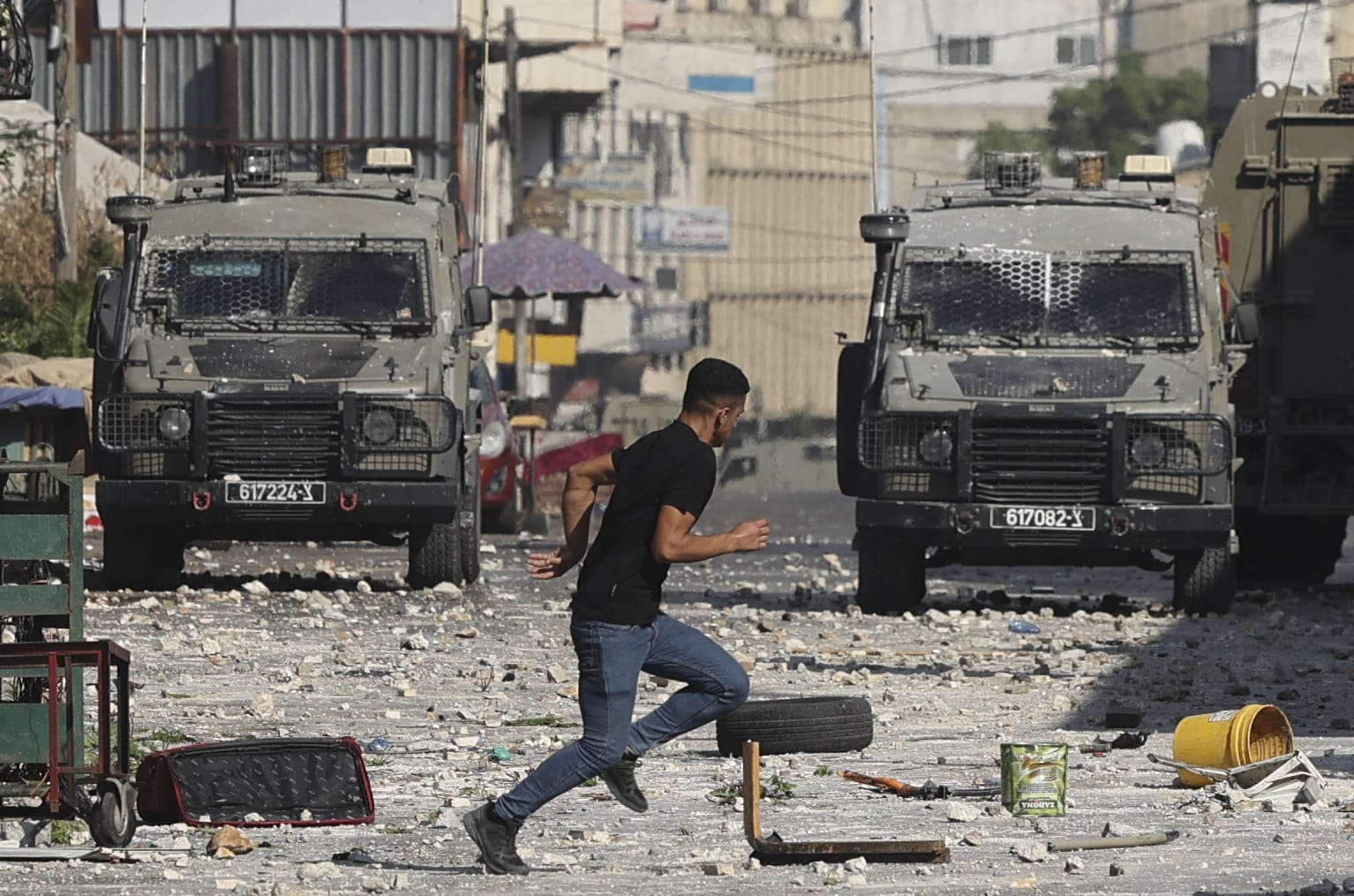  الهلال الأحمر الفلسطيني: إصابة 12 شخصا بالرصاص الحي بمداهمة للجيش الإسرائيلي في نابلس