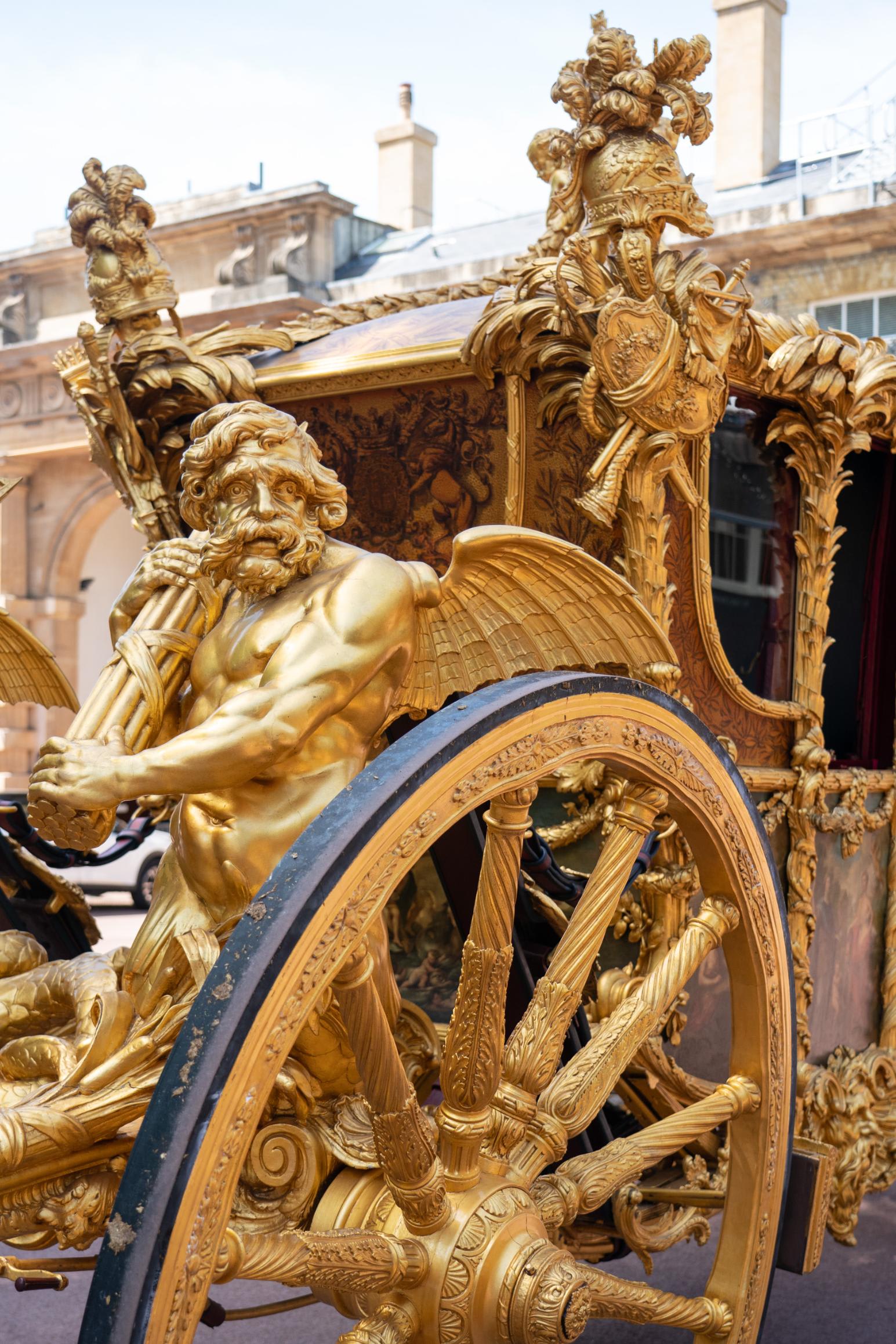 كأنها خرجت من قصة خيالية.. مركبة الملكة إليزابيث الذهبية تظهر في احتفالات اليوبيل البلاتيني 