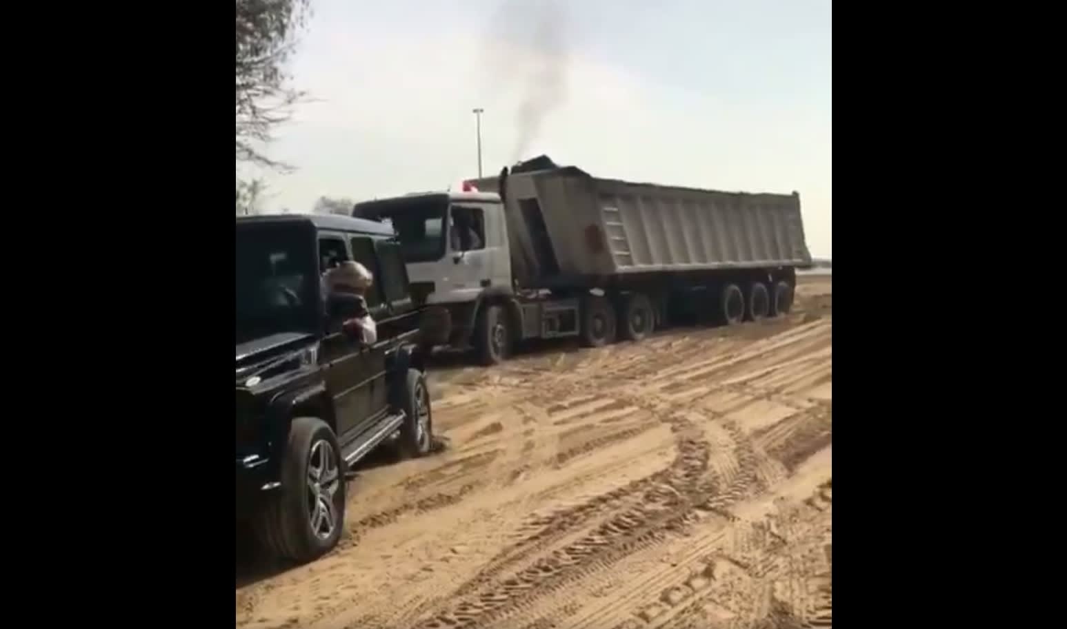 شاهد ما فعله ولي عهد دبي الشيخ حمدان بن محمد مع شاحنة عالقة في الرمال