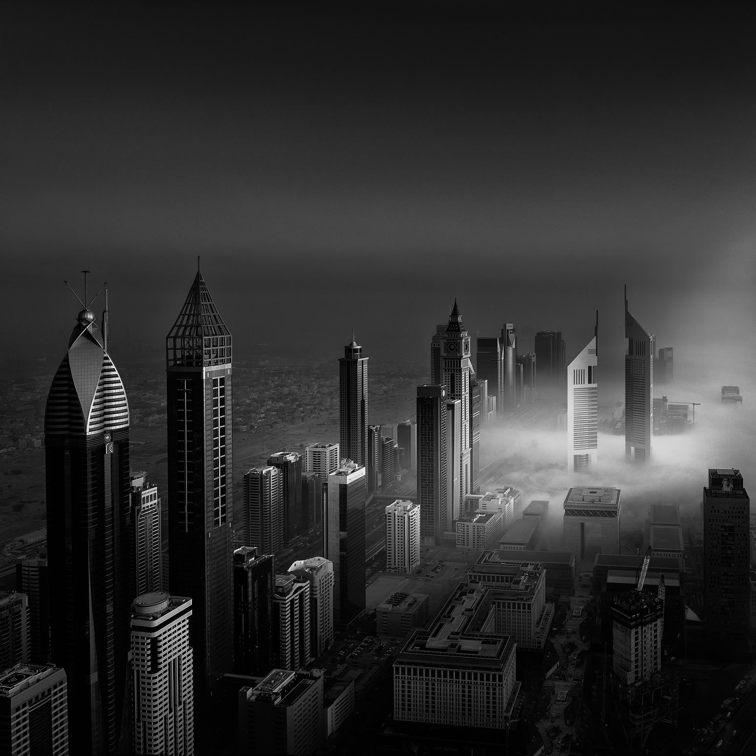 "صلابة واضحة".. صور تبرز عمارة دبي المميزة بالأبيض والأسود