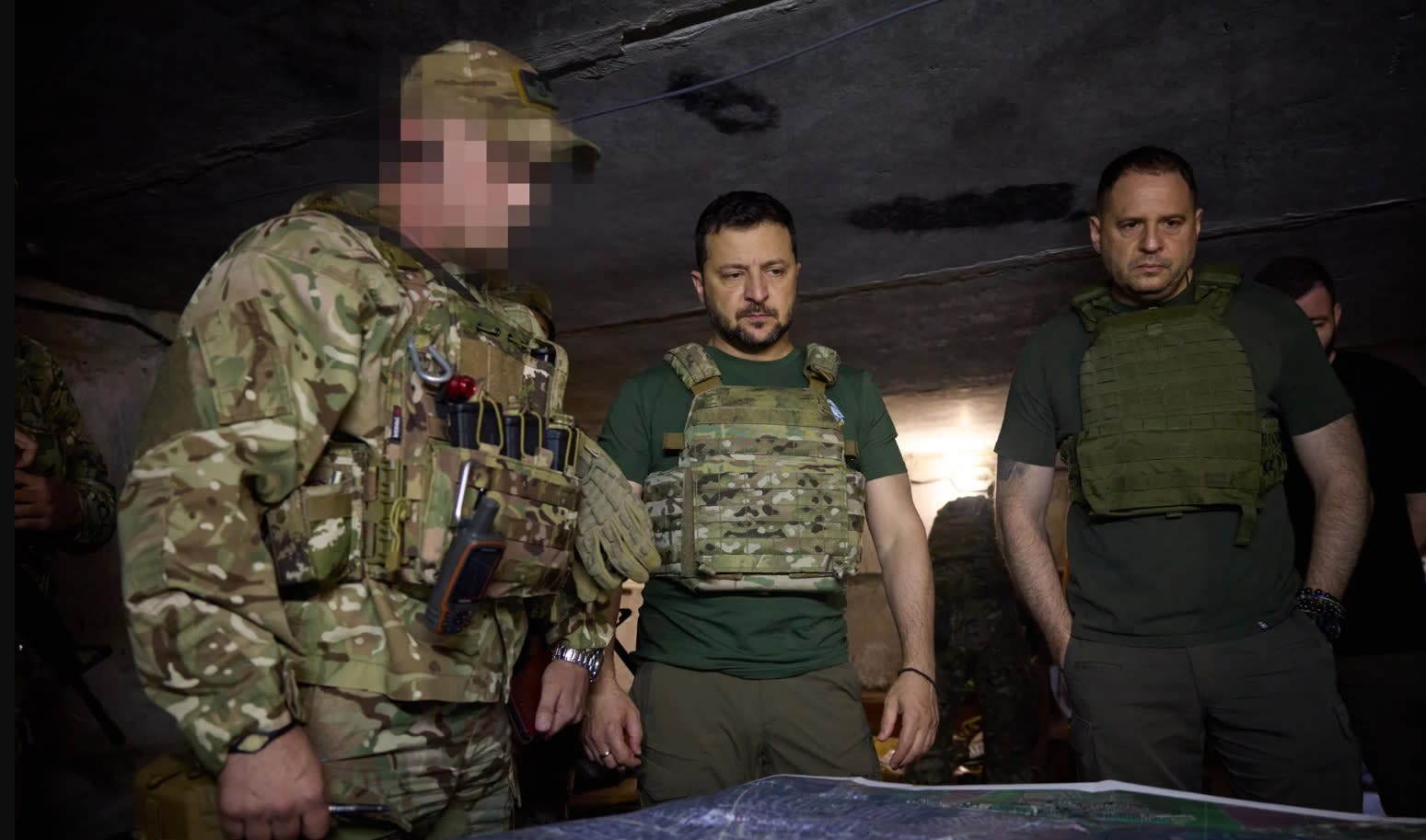 زيلينسكي يتفقد القوات الأوكرانية في منطقة باخموت