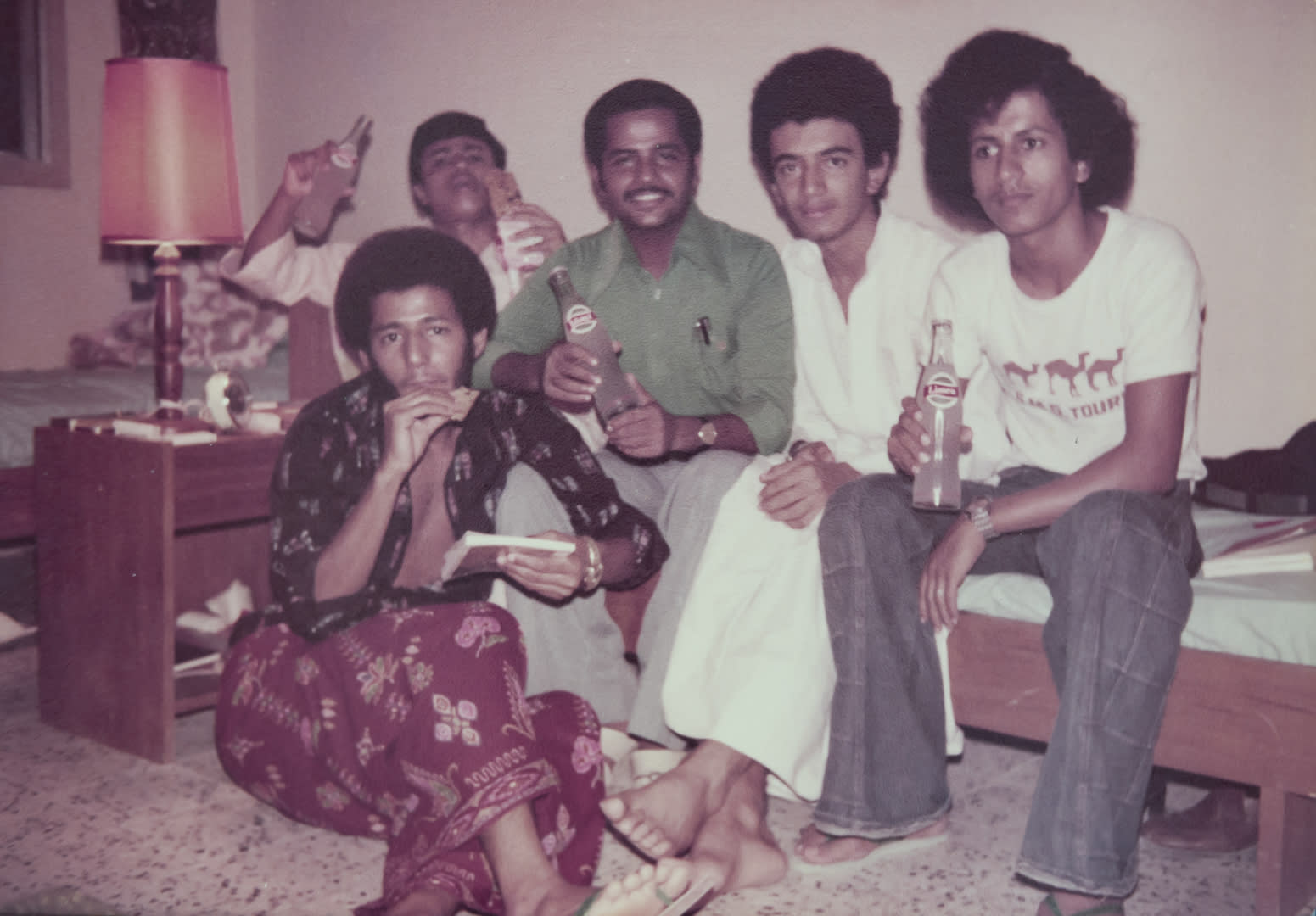 يصعب على الجيل الجديد استيعابها.. ألق نظرة على صور وثقها يمني في أبوظبي خلال الثمانينات