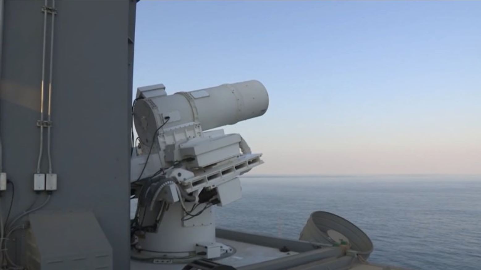 شاهد دقة أول سلاح ليزر حي في العالم لدى البحرية الأمريكية