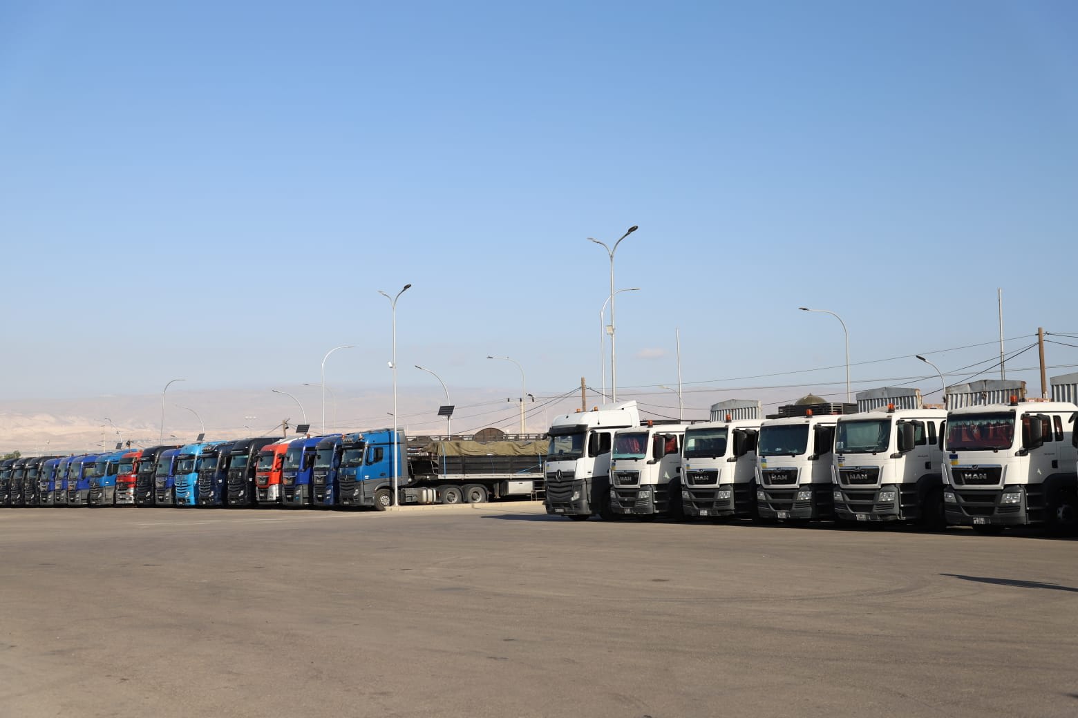 "تضم ١٠٥ شاحنات".. الأردن يعلن تسيير أكبر قافلة مساعدات برية إلى غزة 