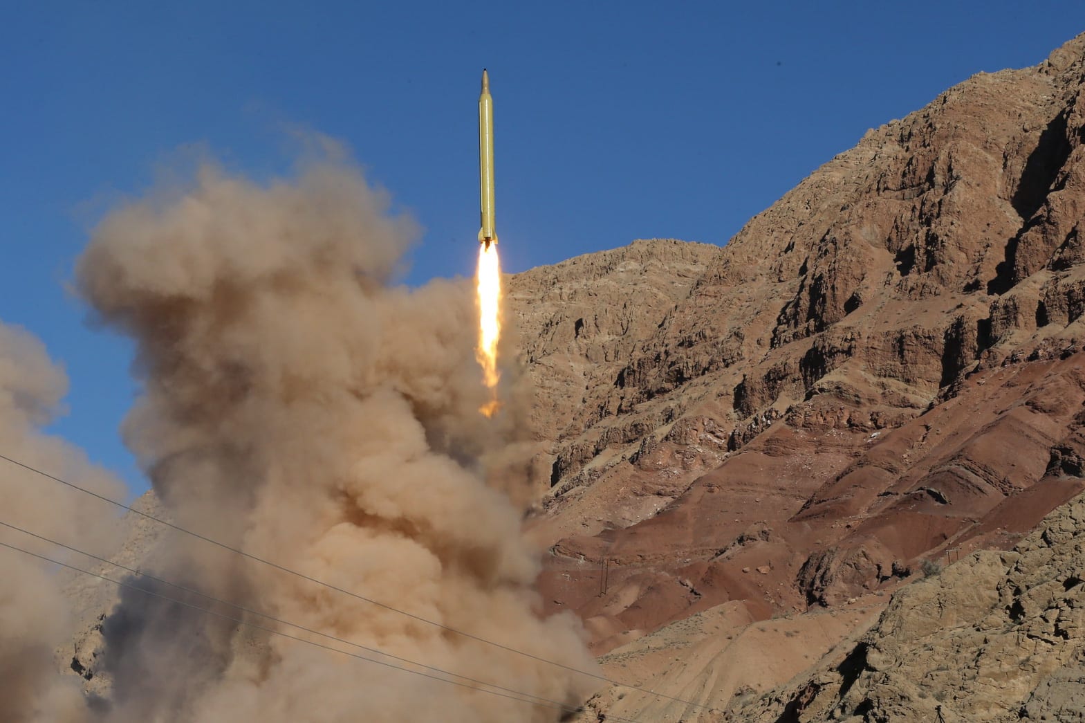 وسط التنديد الدولي.. إيران تتحدى وتطلق صاروخا باليستيا آخر "يمكنه ضرب هدفه دون أي خطأ"