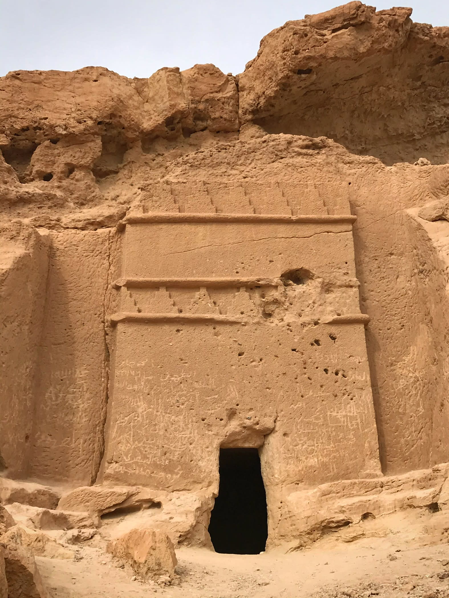 قبور منحوتة في الصخور ترجع إلى العصر النبطي في السعودية.. ما قصتها؟