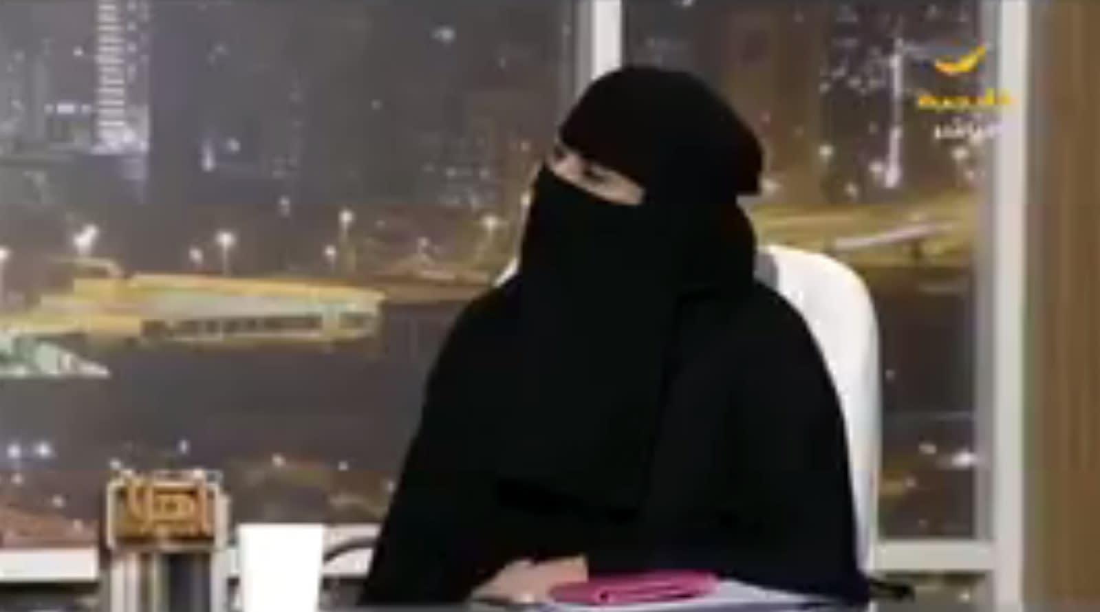 وزارة العمل السعودية تحقق في حادثة "إجبار فتيات على التعري" للتفتيش