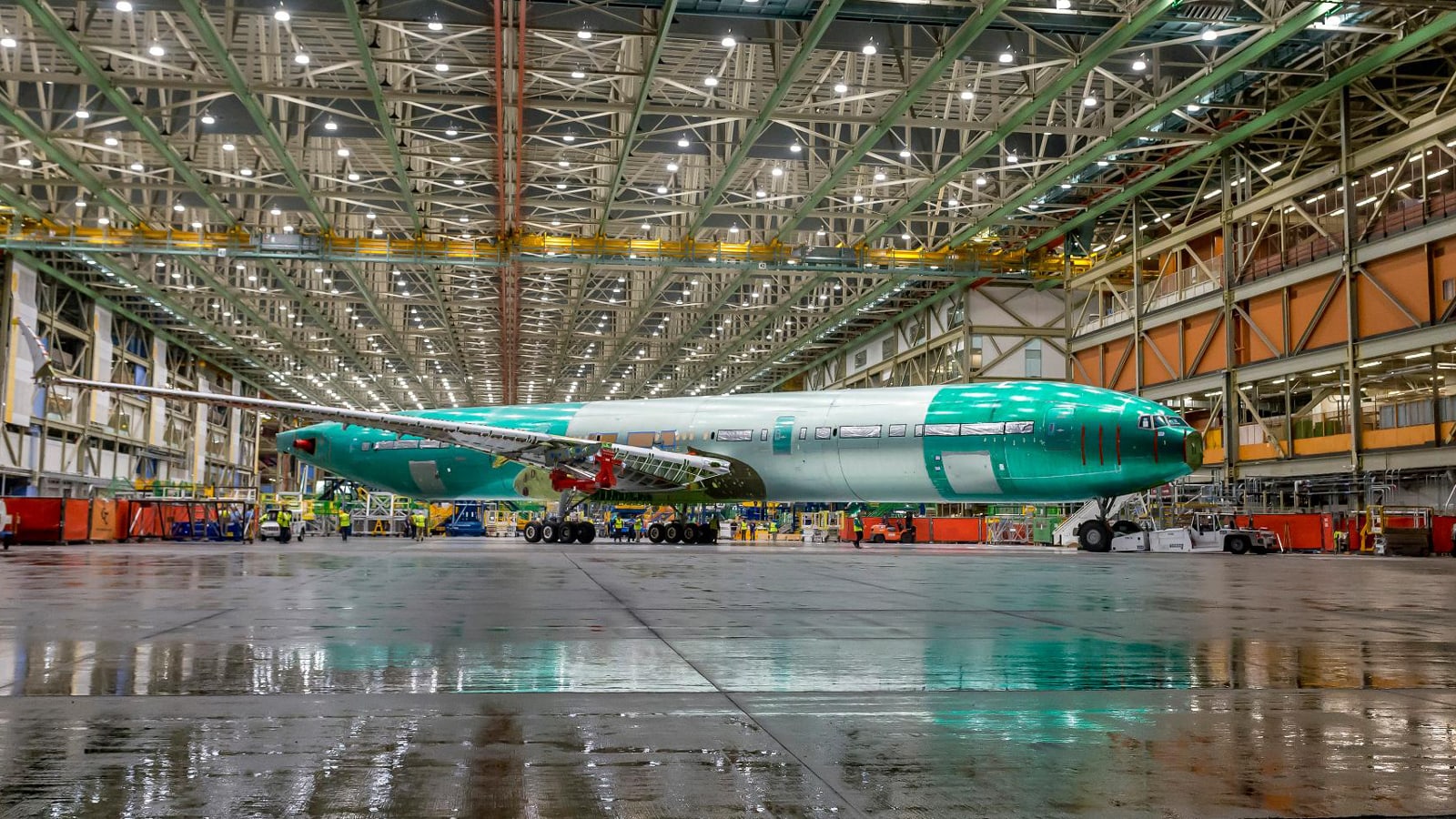 شركة "بوينغ" تقدم لمحةً لأكبر طائرة نفاثة ذات محركين في العالم