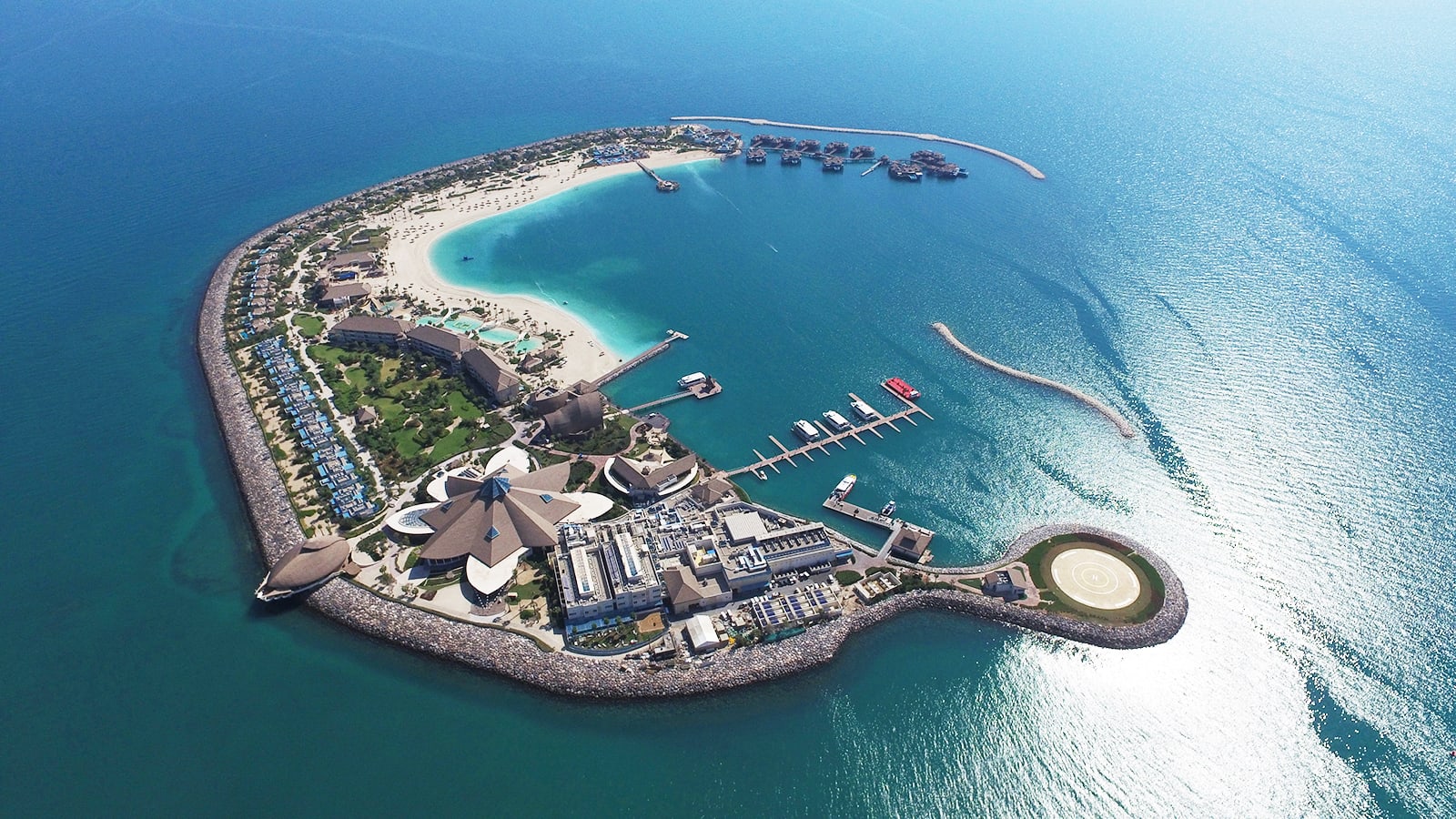 جزيرة الـ"بنانا" في قطر.. جنة هلالية وسط مياه فيروزية