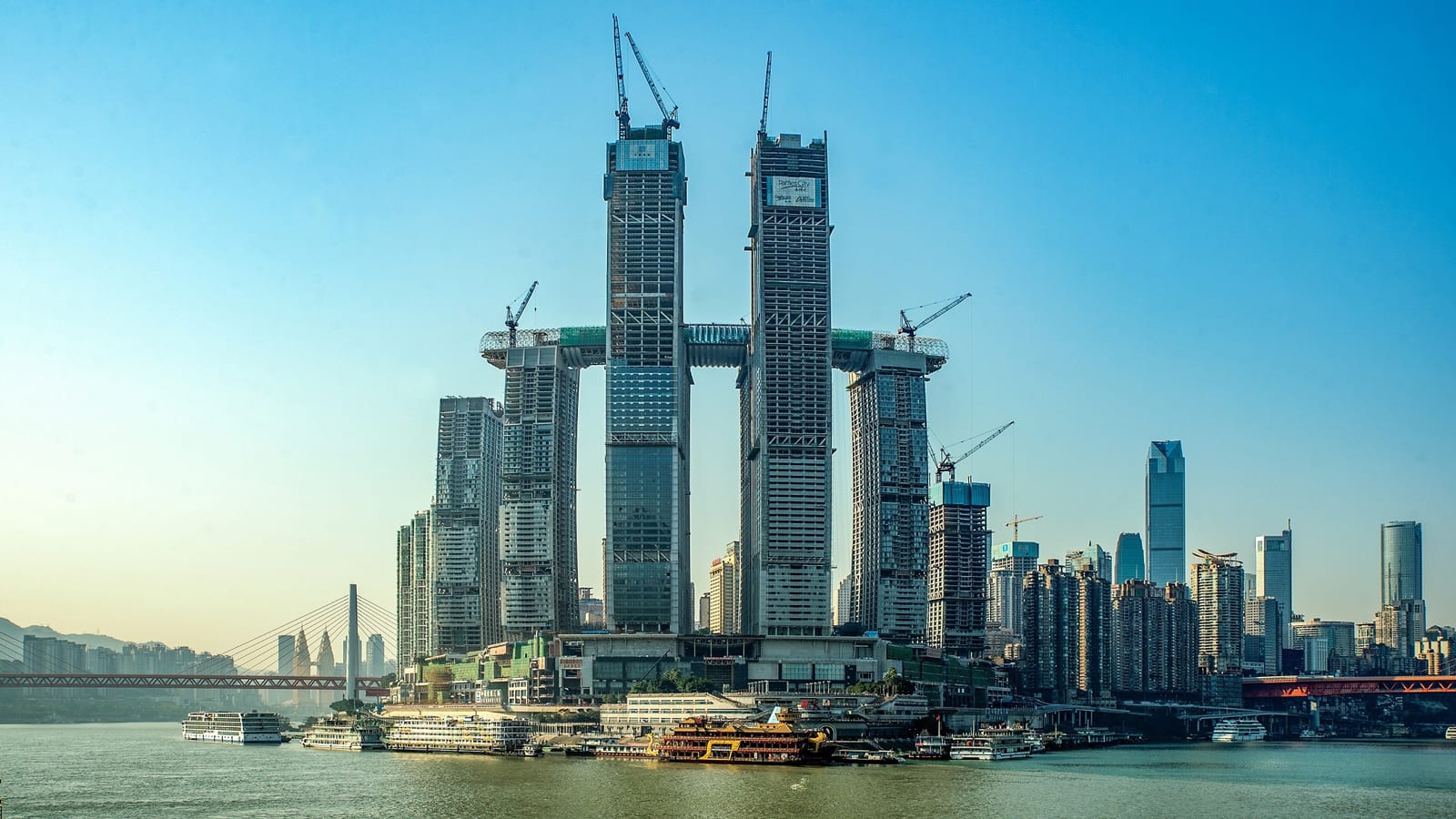 "ناطحة سحاب أفقية".. أعجوبة معمارية جديدة في الصين