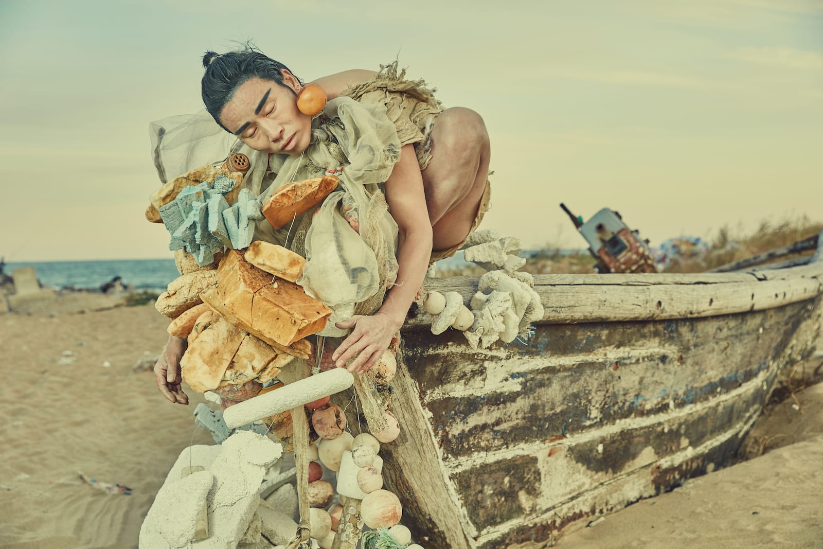 فنان صيني يحول القمامة إلى أزياء "غريبة" 