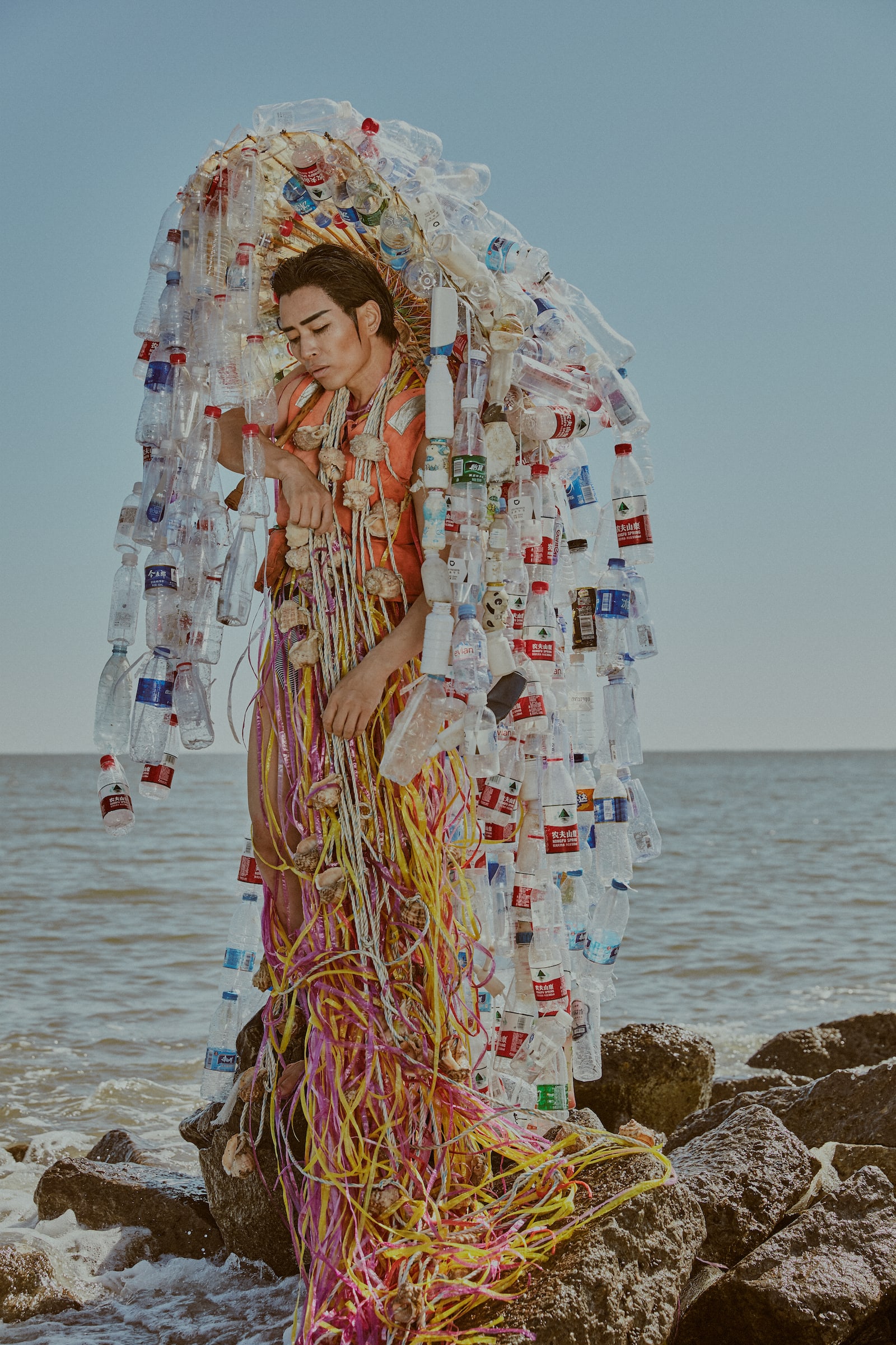 فنان صيني يحول القمامة إلى أزياء "غريبة" 
