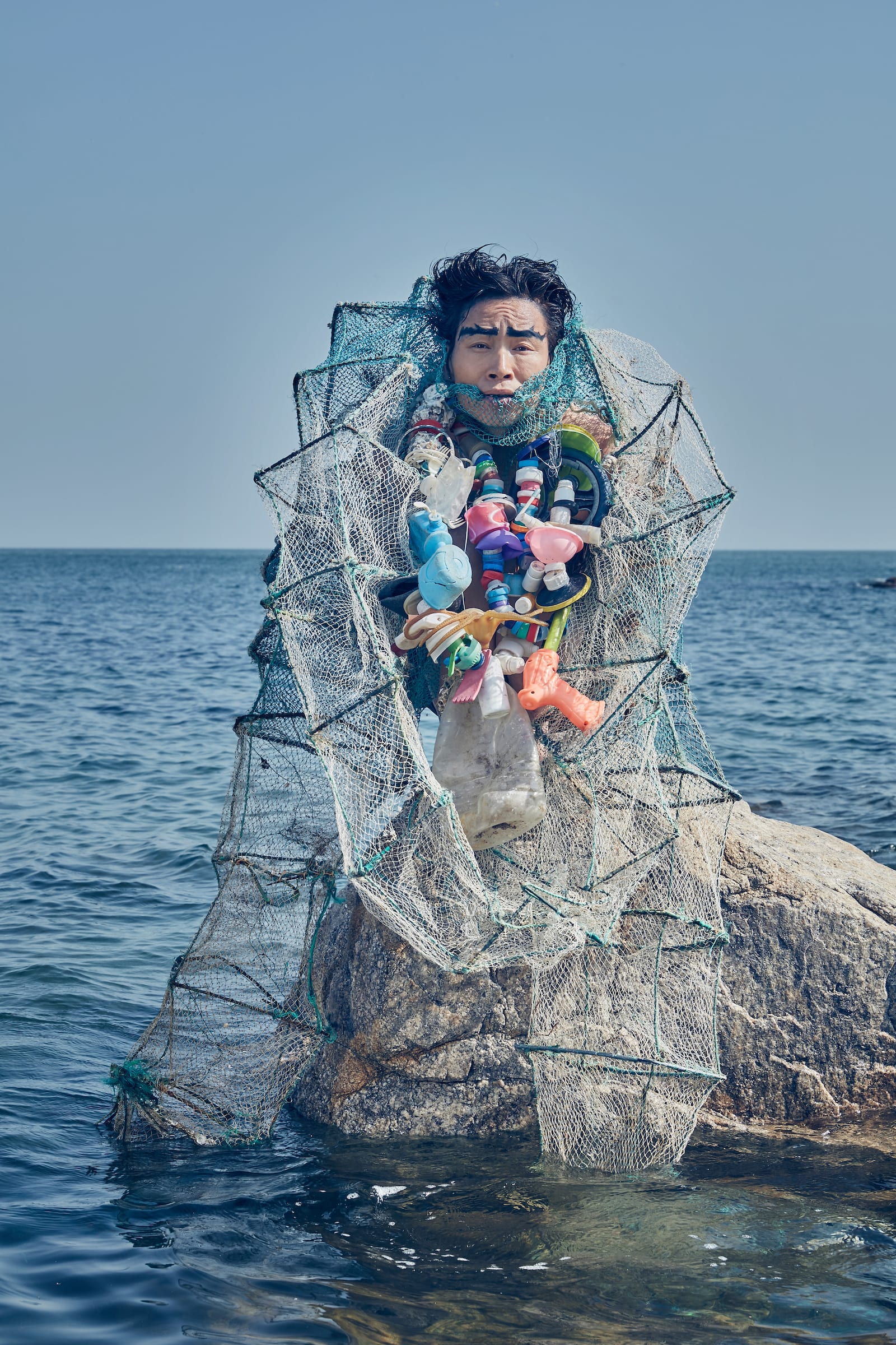 فنان صيني يحول القمامة إلى أزياء "غريبة"