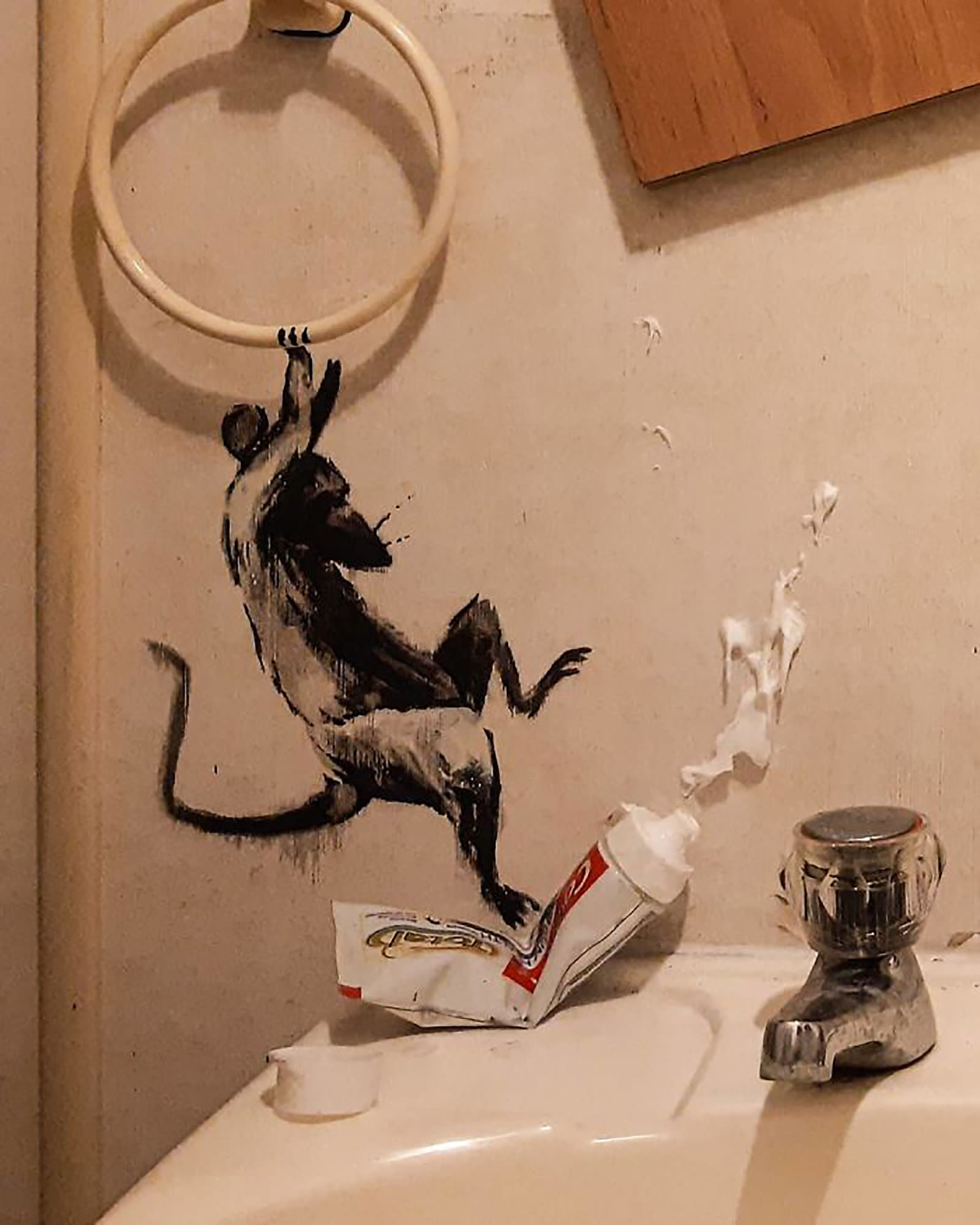 شاهد رسومات بانكسي على جدران حمام منزله